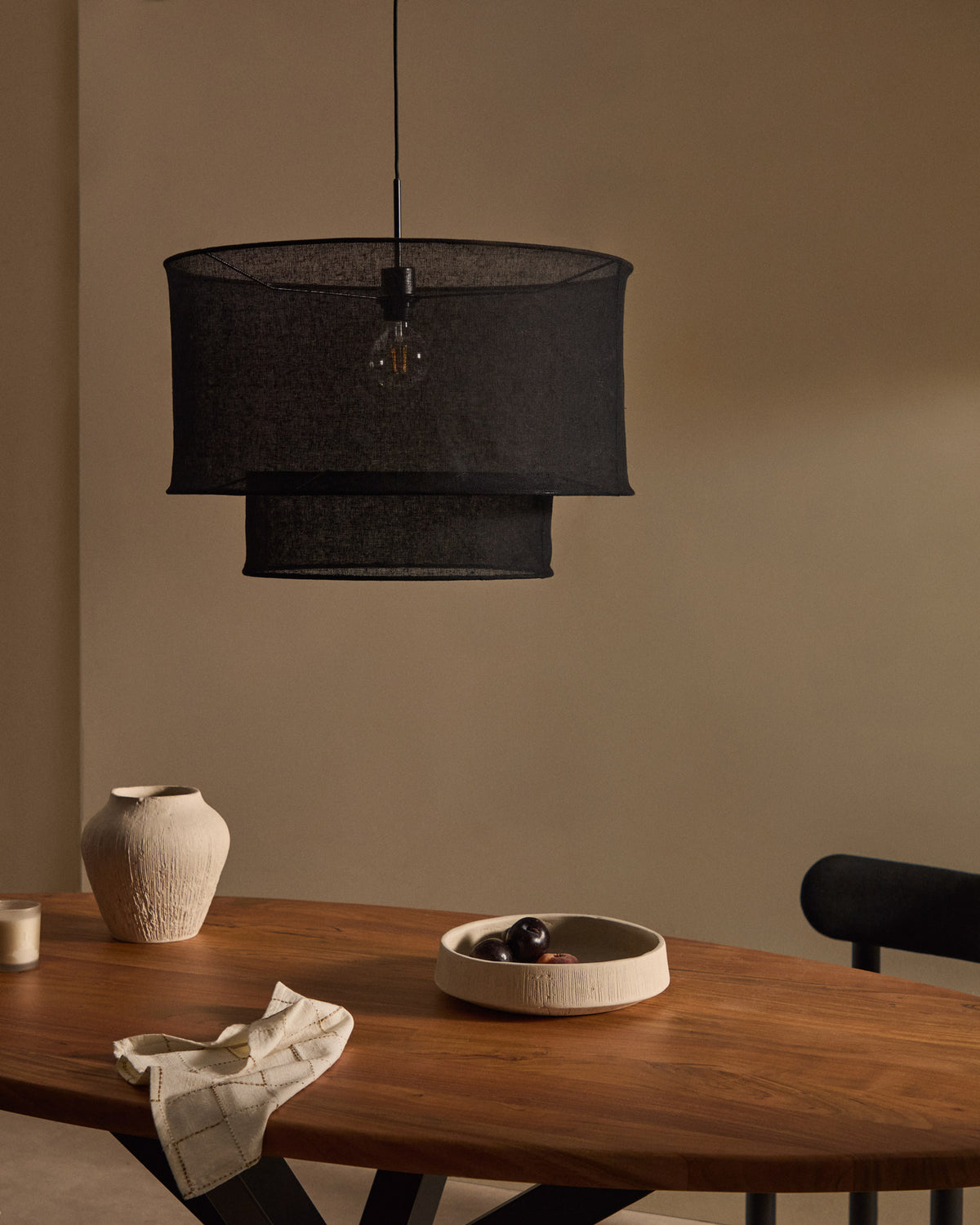 Lampenschirm für Deckenleuchte Mariela aus Leinen mit schwarzem Finish Ø 60 x 40 cm in Schwarz präsentiert im Onlineshop von KAQTU Design AG. Lampenschirm ist von Kave Home
