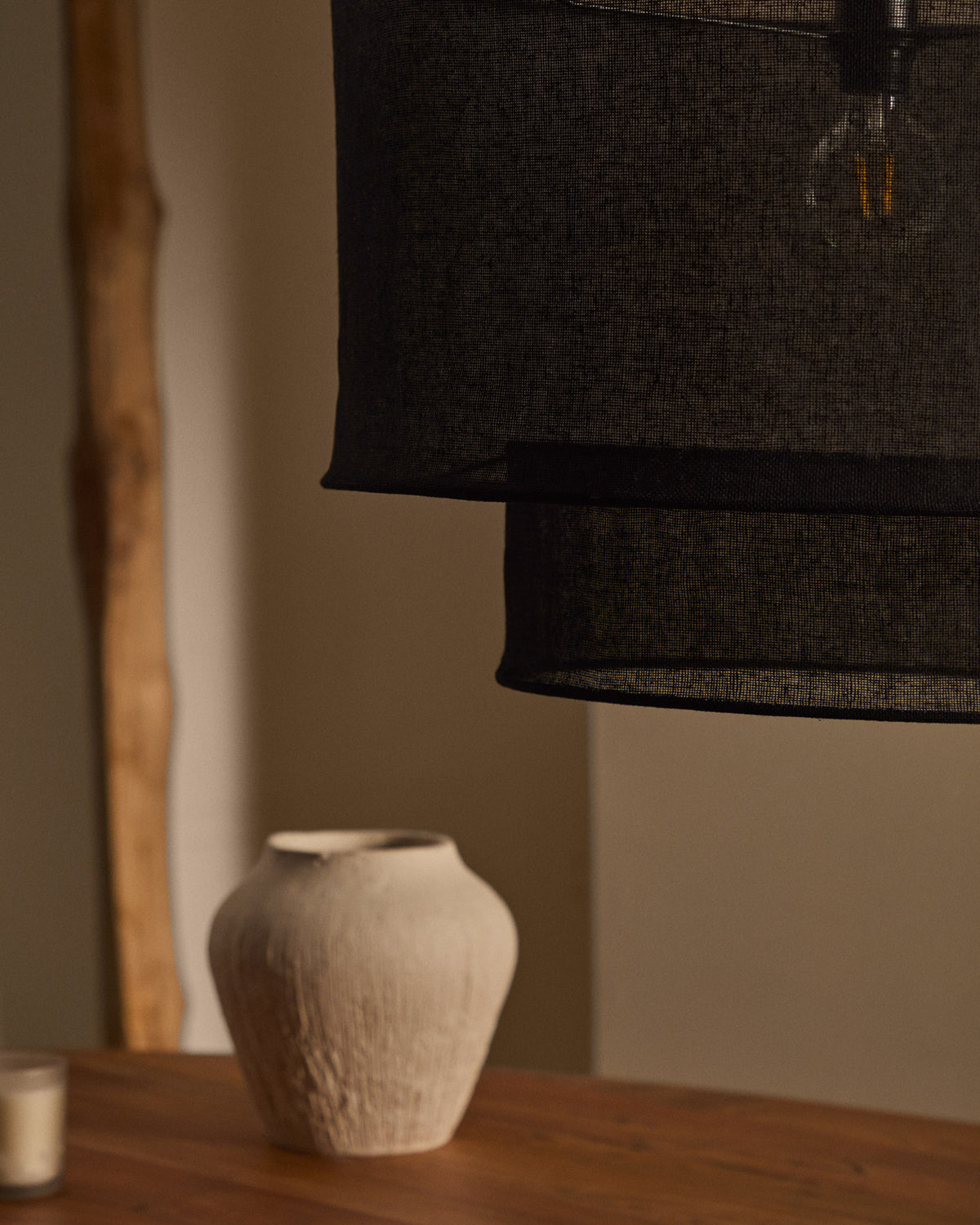 Lampenschirm für Deckenleuchte Mariela aus Leinen mit schwarzem Finish Ø 60 x 40 cm in Schwarz präsentiert im Onlineshop von KAQTU Design AG. Lampenschirm ist von Kave Home