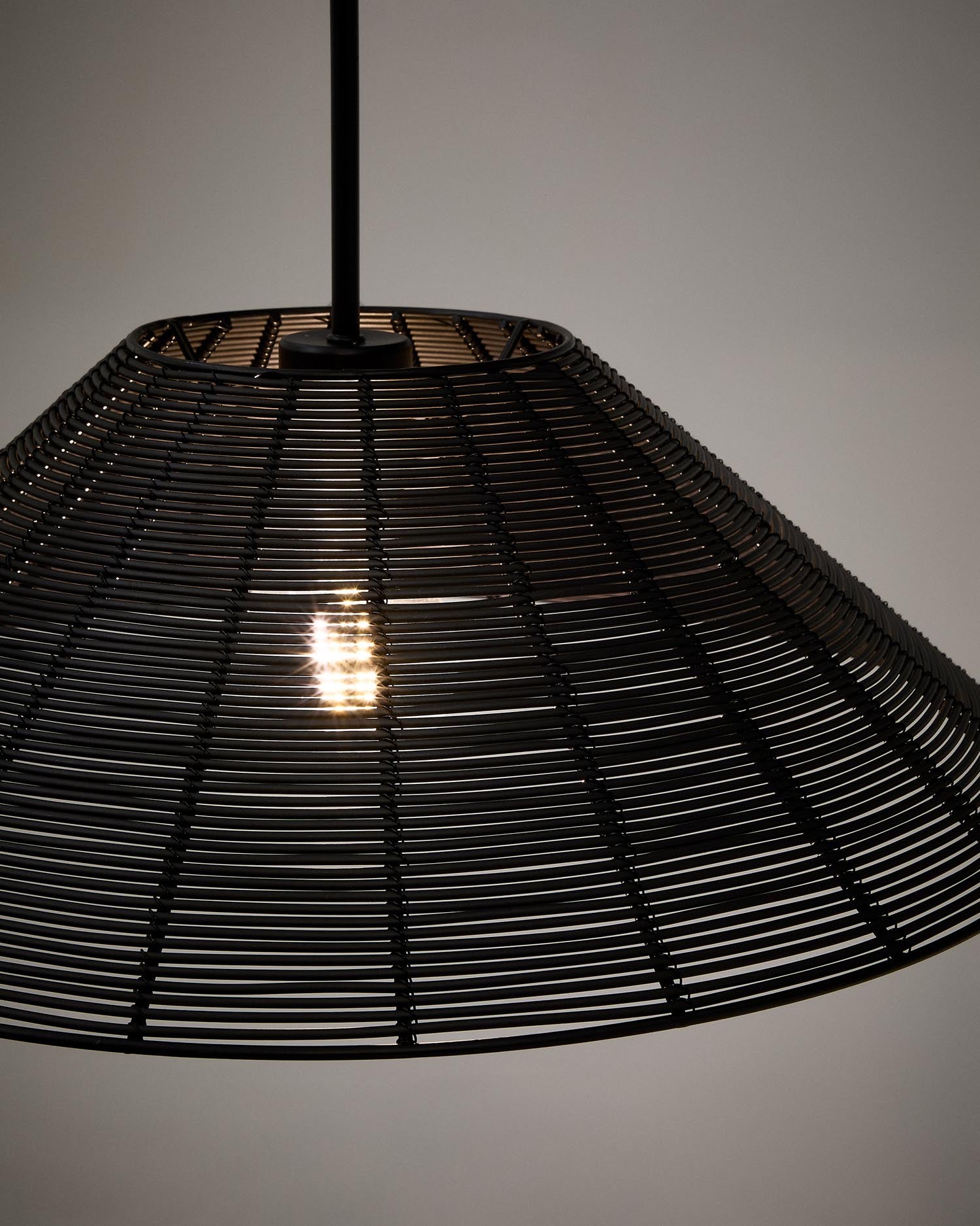 Saranella Lampenschirm: Hochwertiger Schirm aus robustem, schwarzem Rattan, Ø 50 cm, ideal für stilvolle Outdoor-Beleuchtung.