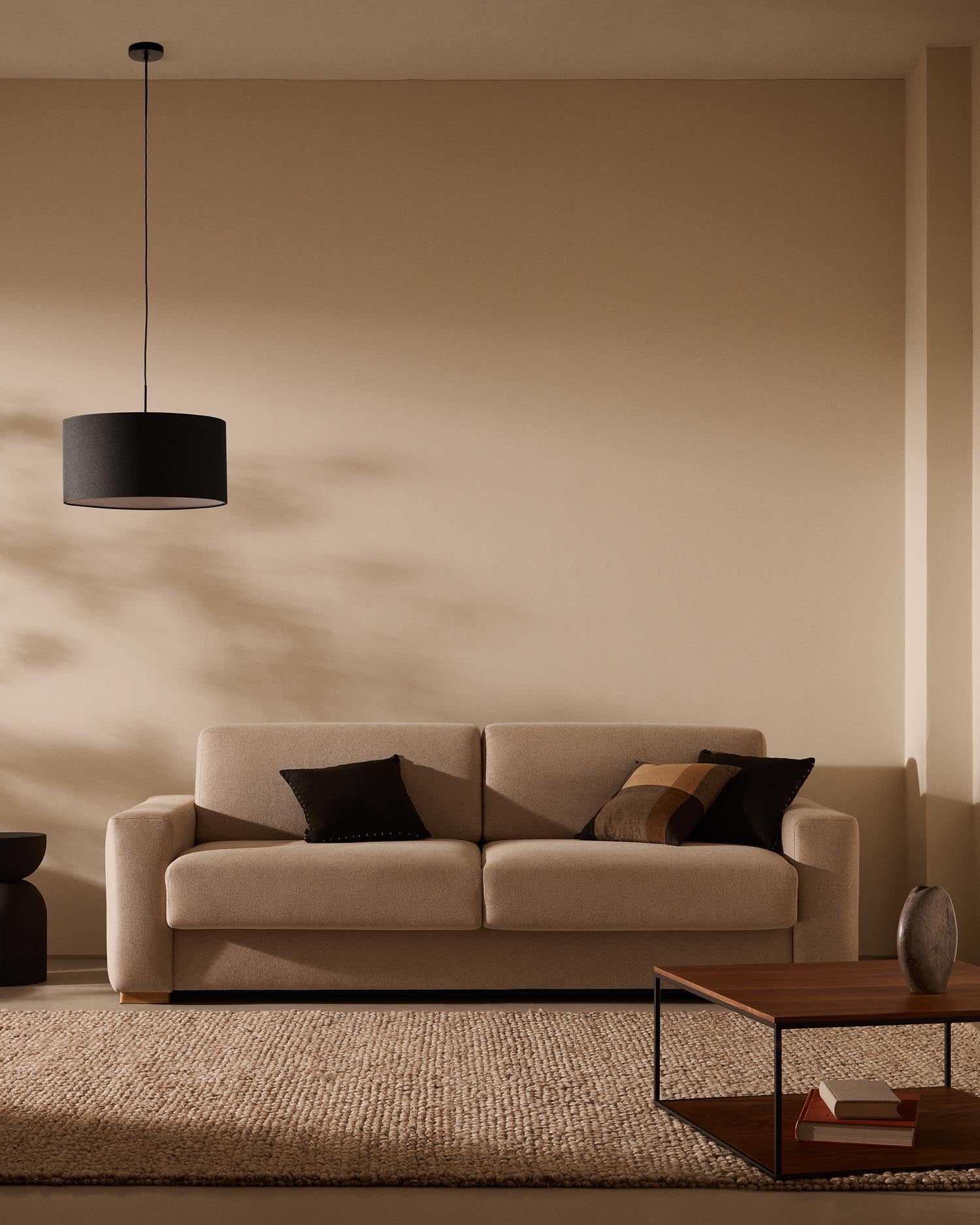 Schwarzer Lampenschirm Santana mit Ø 40 cm und weissem Diffusor von Kave Home. Stilvolles Design für eine angenehme Lichtatmosphäre.