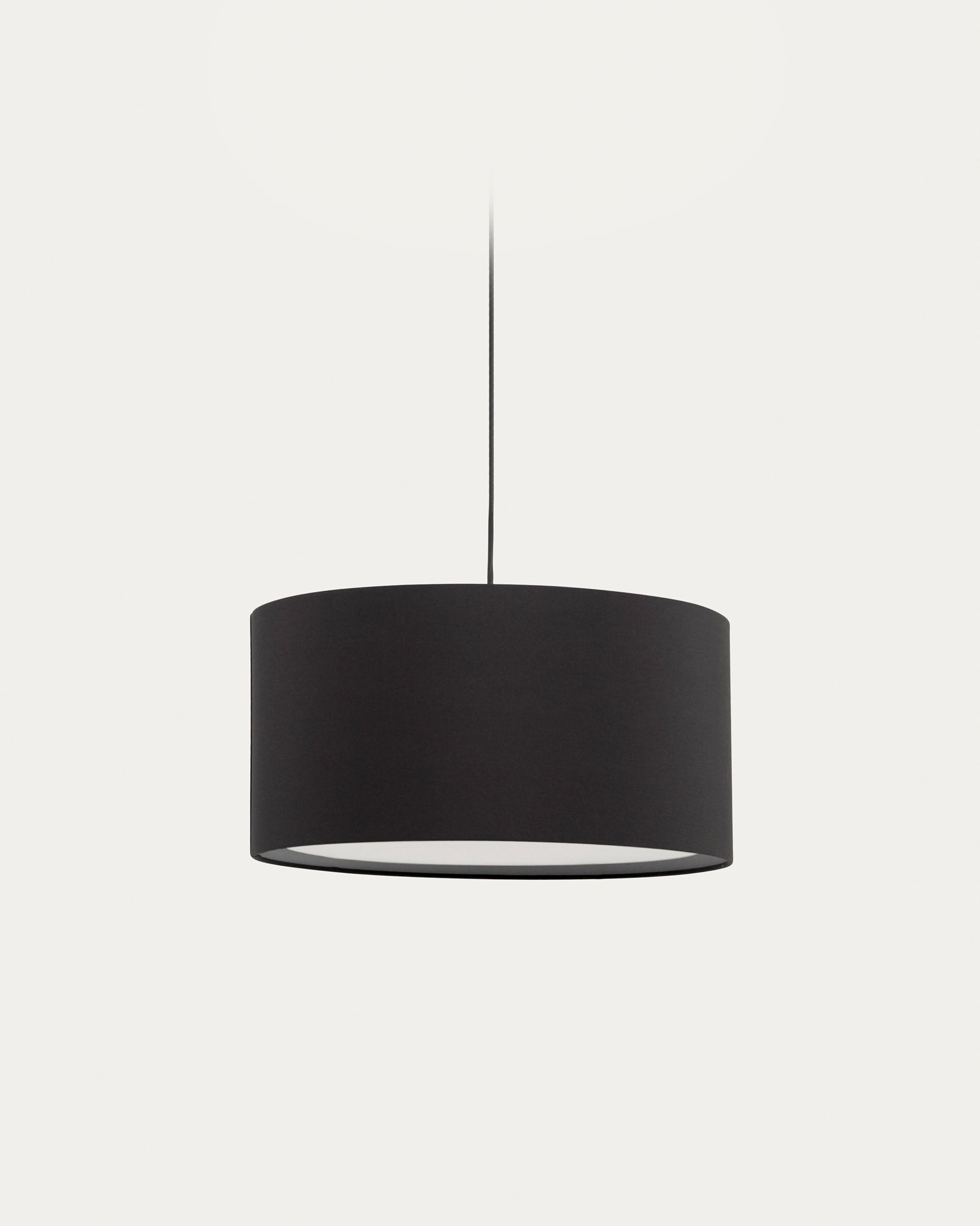 Moderner schwarzer Lampenschirm Santana Ø 40 cm mit weissem Diffusor von Kave Home. Elegantes Design, hochwertige Materialien.
