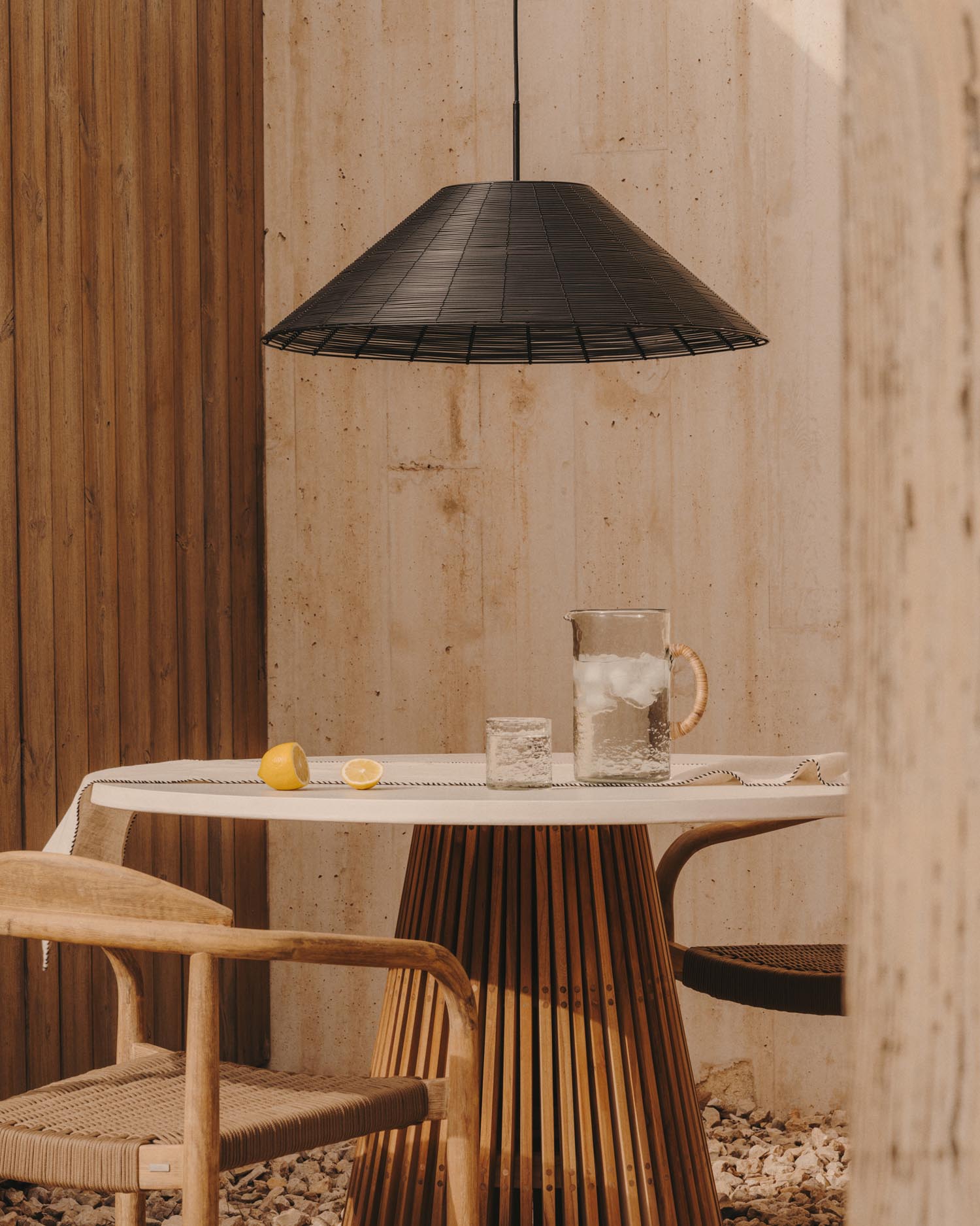 Schwarzer Lampenschirm aus synthetischem Rattan, Ø 70 cm, ideal für Outdoor-Deckenleuchten. Stilvolles Design für jeden Raum.