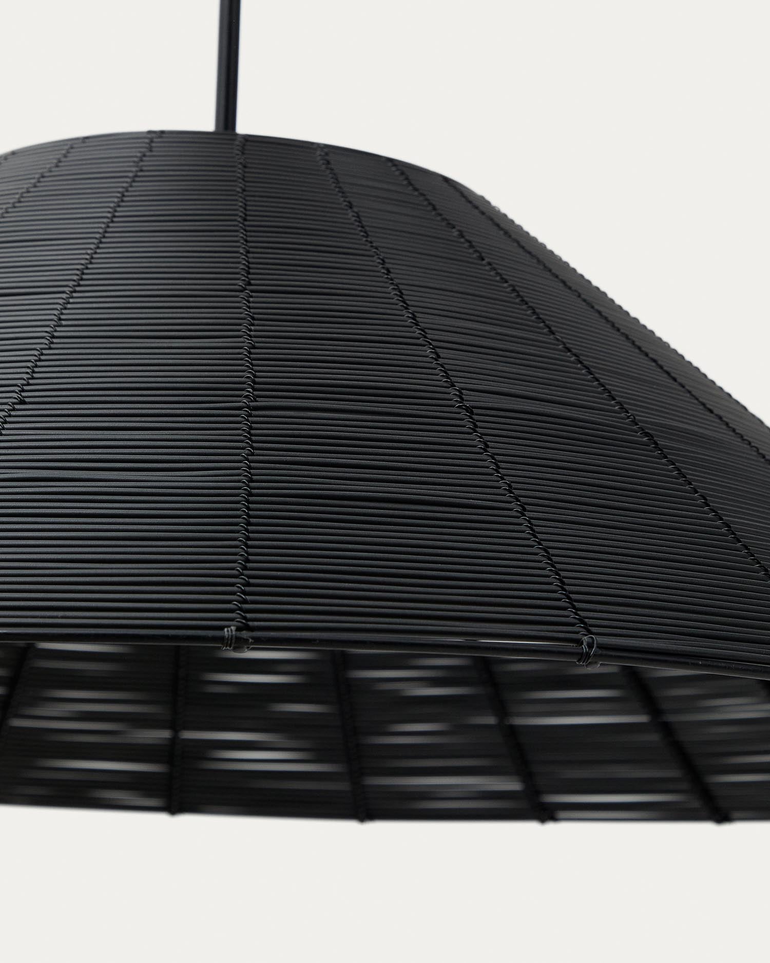 Eleganter Lampenschirm aus robustem synthetischen Rattan in Schwarz, Ø 70 cm. Perfekt für stilvolle Outdoor-Deckenleuchten und moderne Wohnräume.