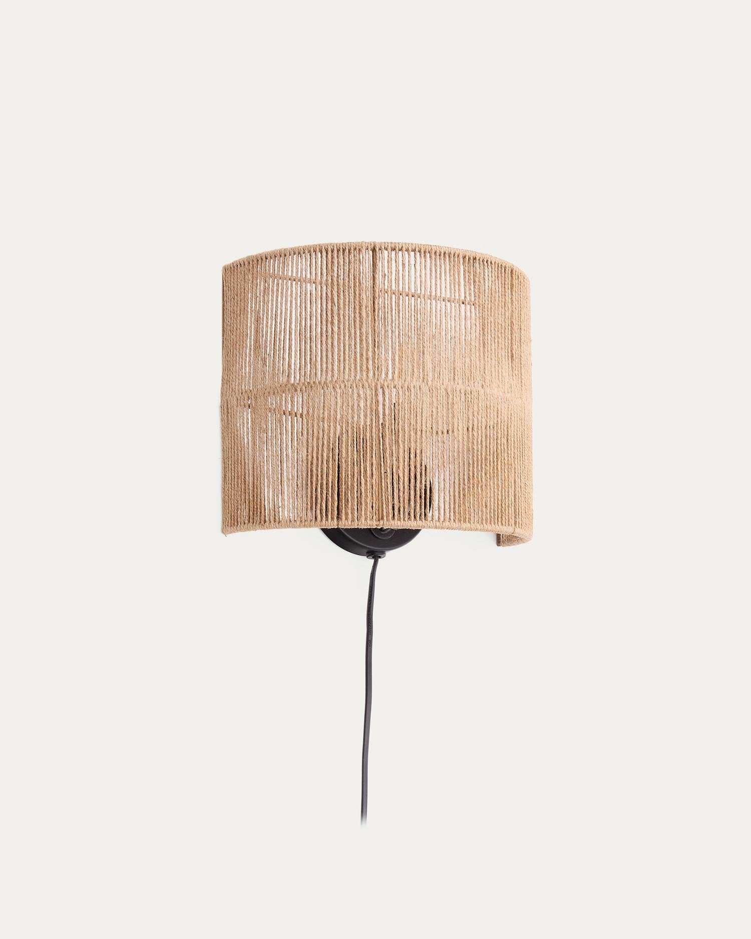 Die Canar Wandleuchte aus Jute mit natürlichem Finish von Kave Home verleiht jedem Raum eine warme und stilvolle Atmosphäre.