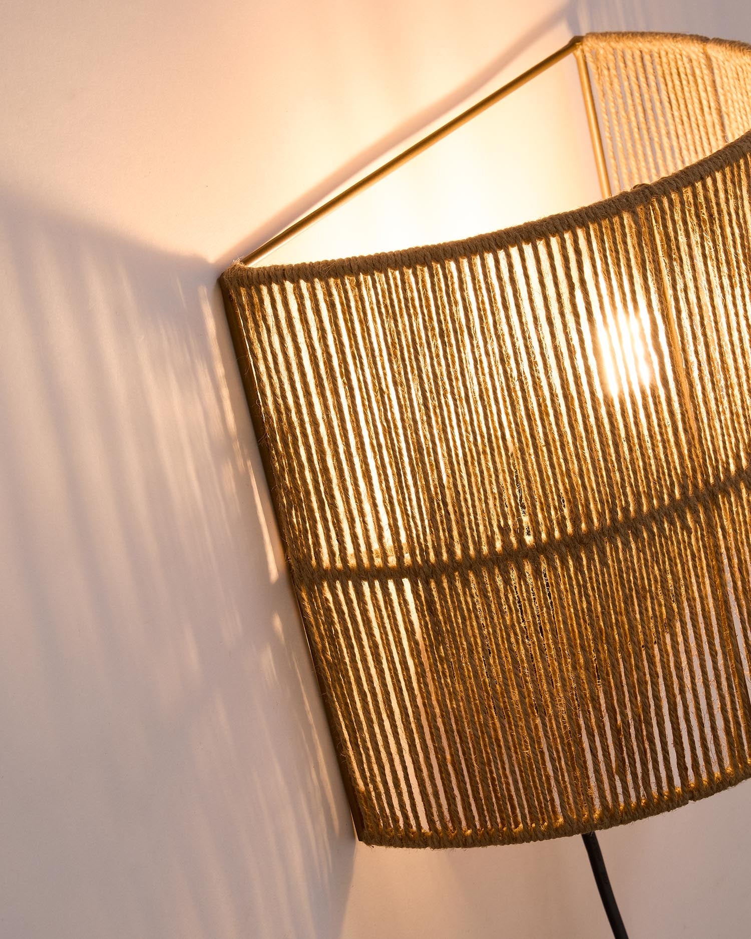 Die Canar Wandleuchte aus Jute und Massivholz bringt natürliche Eleganz und nachhaltigen Stil in Ihr Zuhause.