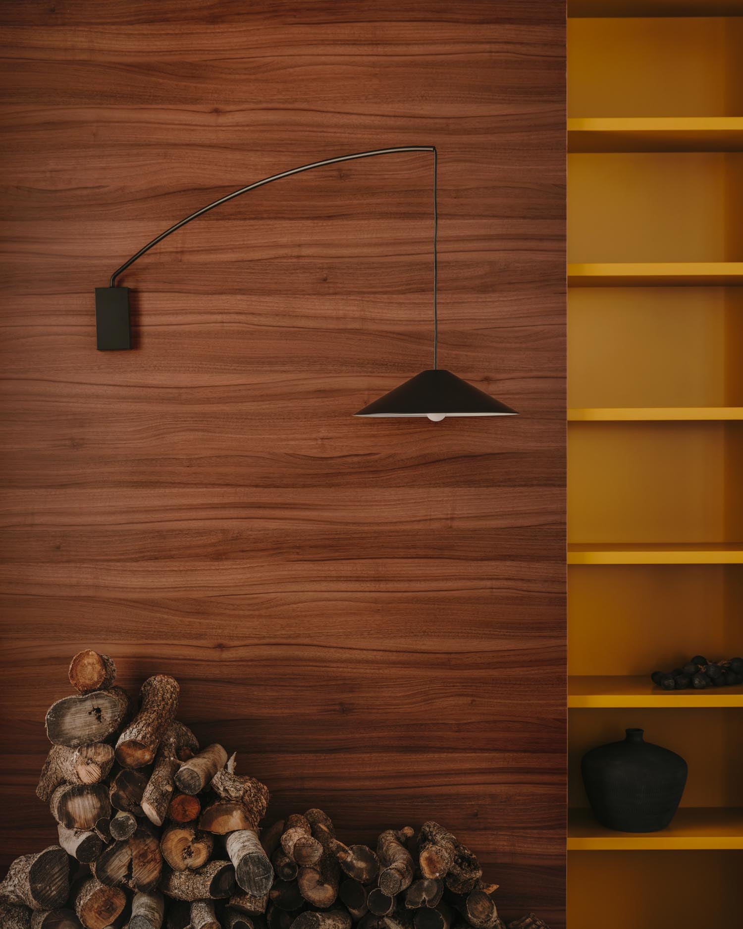 Moderne Kally Wandleuchte aus robustem Metall mit elegantem Schwarz-Finish, flexibler Arm für individuelle Lichtgestaltung und harmonische Holzakzente.