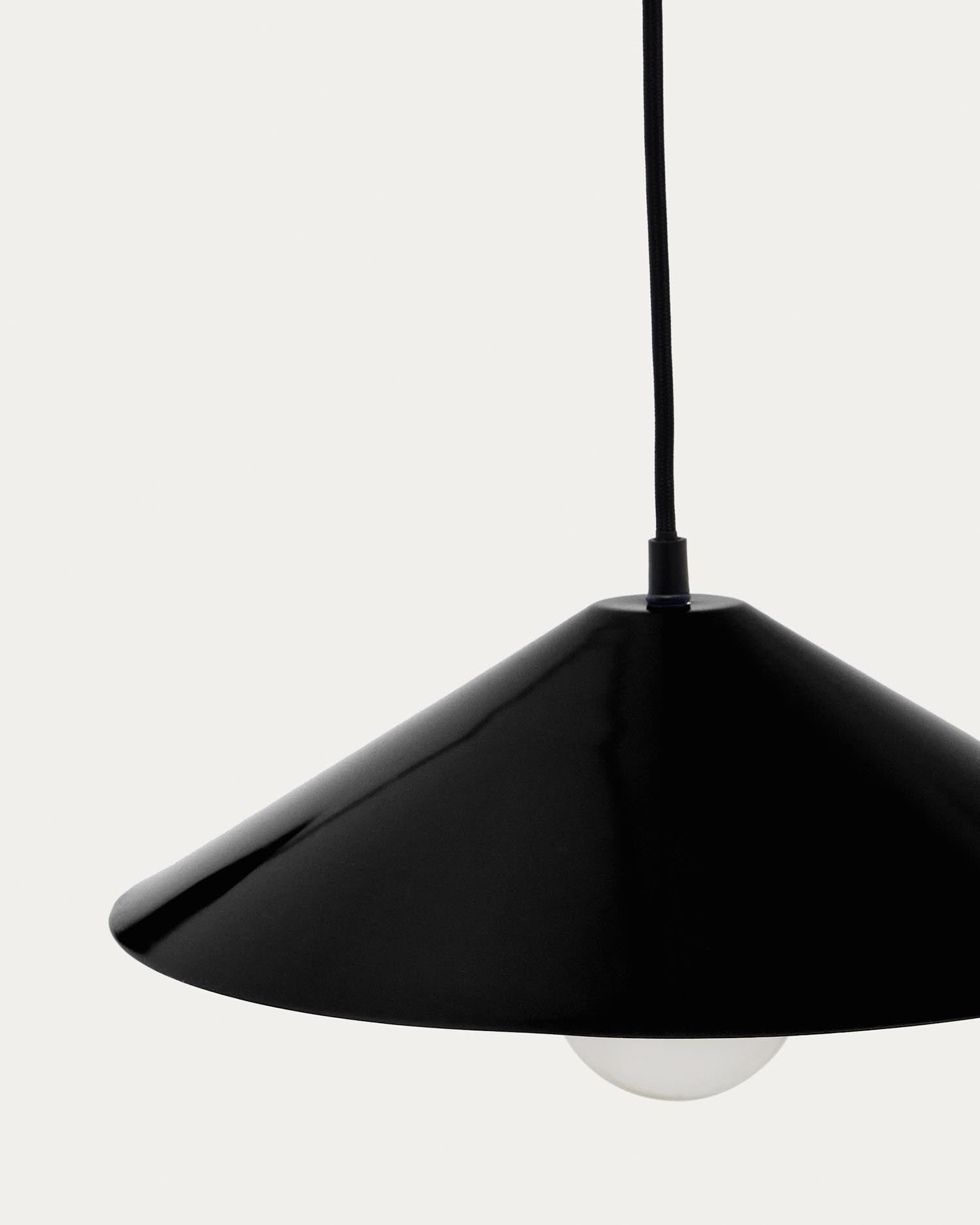 Die Wandleuchte Kally von Kave Home besticht durch ihr modernes Design aus schwarz lackiertem Metall, ideal für stilvolle Beleuchtung.