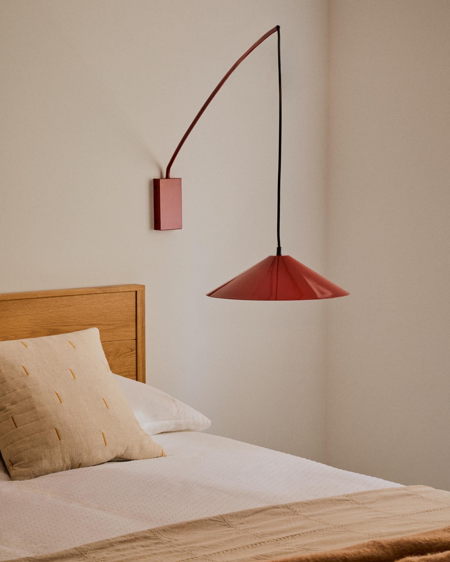 Entdecken Sie die Kally Wandleuchte von Kave Home: Ein modernes, rotes Metall-Design mit verstellbarem Arm für individuelle Lichtakzente.