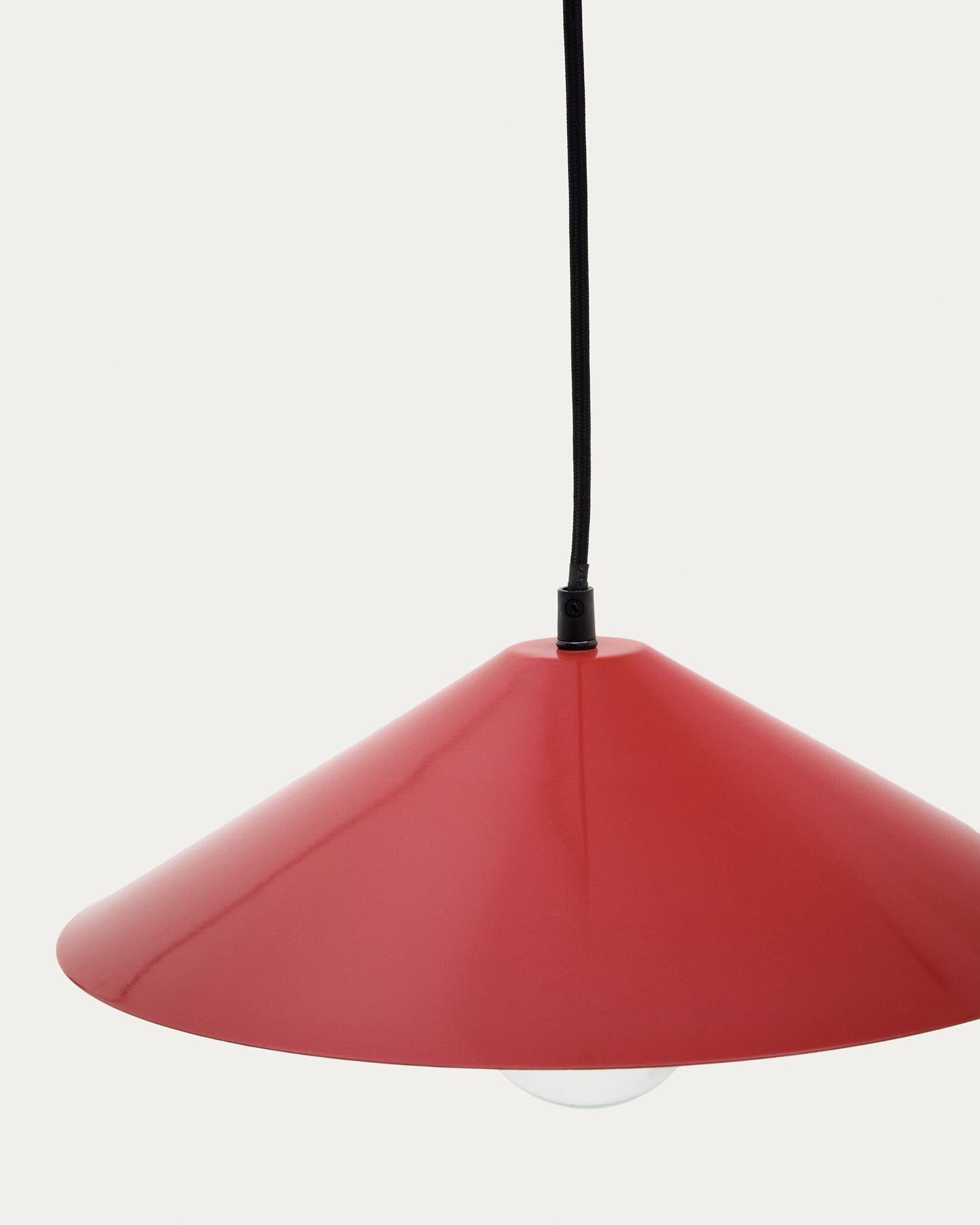 Entdecken Sie die Kally Wandleuchte von Kave Home: Ein modernes Design aus rotem Metall, das Funktionalität und Eleganz vereint.