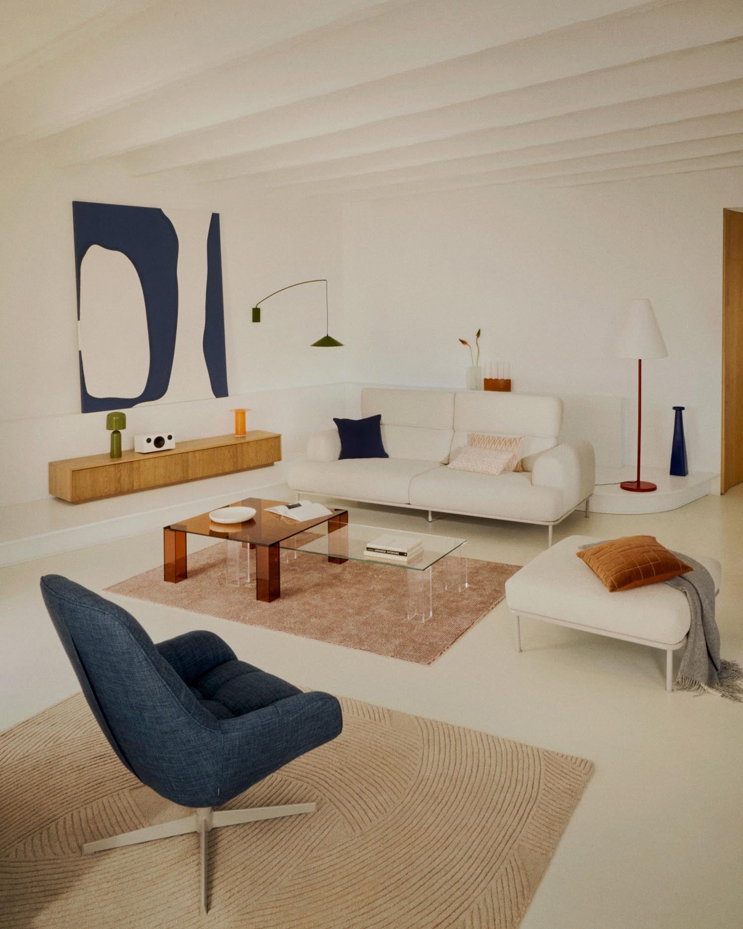 Die Kally Wandleuchte von Kave Home vereint modernes Design mit Funktionalität: grün lackiertes Metall, drehbarer Holzarm, flexible Beleuchtung.