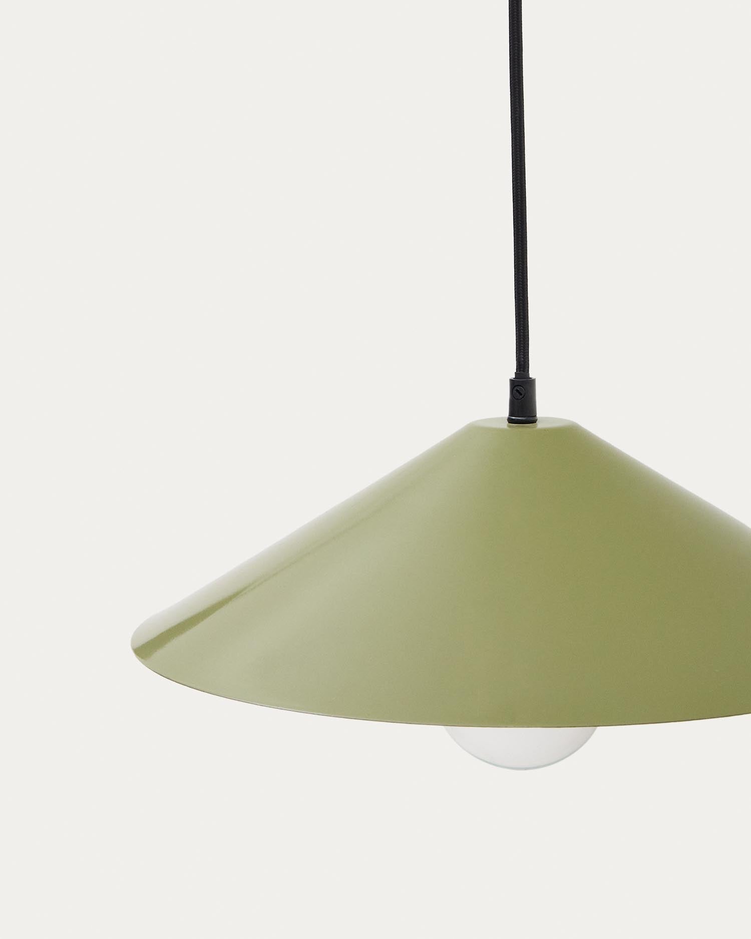 Moderne Wandleuchte Kally aus Metall mit grünem Finish von Kave Home, perfekt für stilvolle und zeitgemäße Wohnraumgestaltung.
