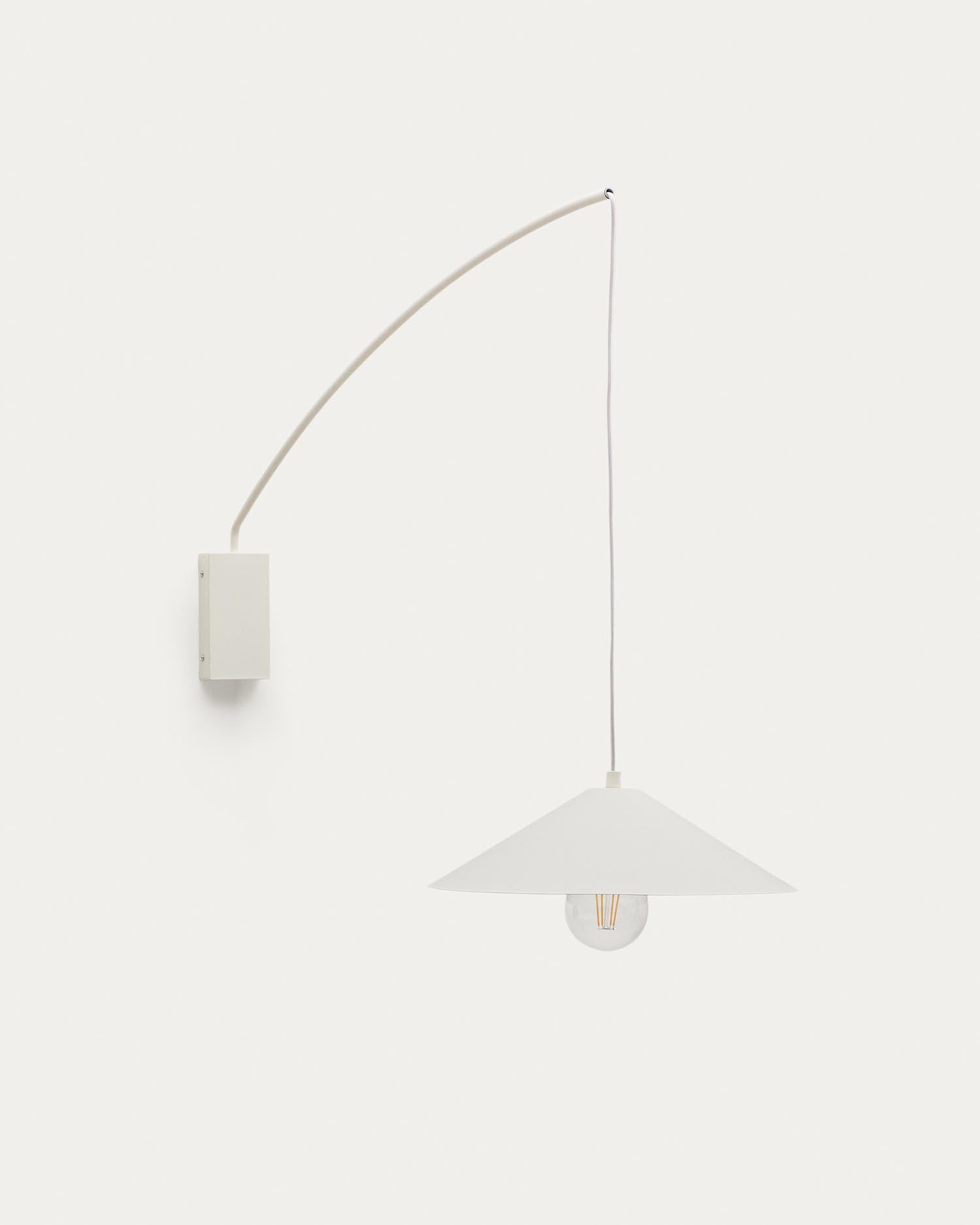 Die Wandleuchte Kally aus Metall mit beigem Finish von Kave Home vereint modernes Design und Funktionalität für stilvolle Beleuchtung.