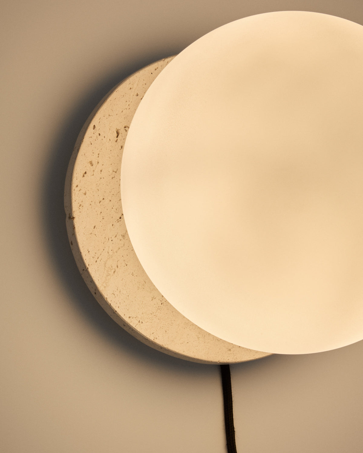 Wandleuchte Malachi aus Glas und Travertinstein in Natur präsentiert im Onlineshop von KAQTU Design AG. Wandleuchte ist von Kave Home