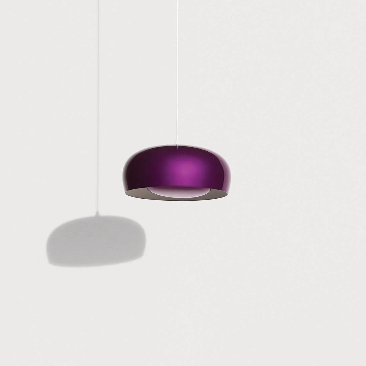 Brush Pendelleuchte XS in Violet präsentiert im Onlineshop von KAQTU Design AG. Pendelleuchte ist von Petite Friture