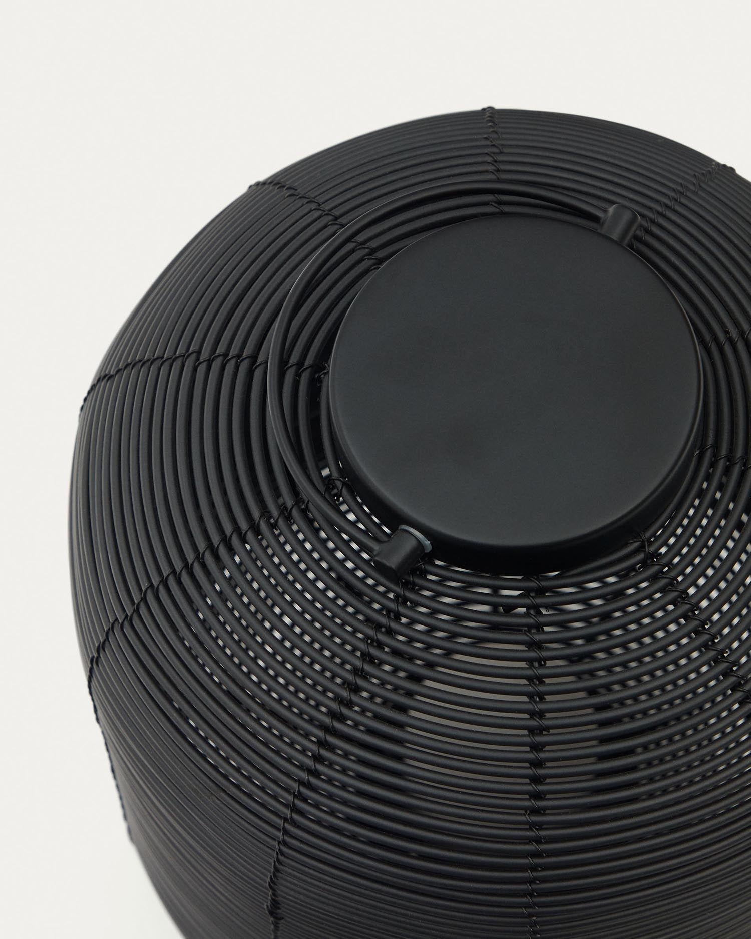 Die Saranella Tischlampe von Kave Home vereint modernes Design und Tragbarkeit. Aus robustem Kunstrattan in Schwarz, perfekt für drinnen und draußen.