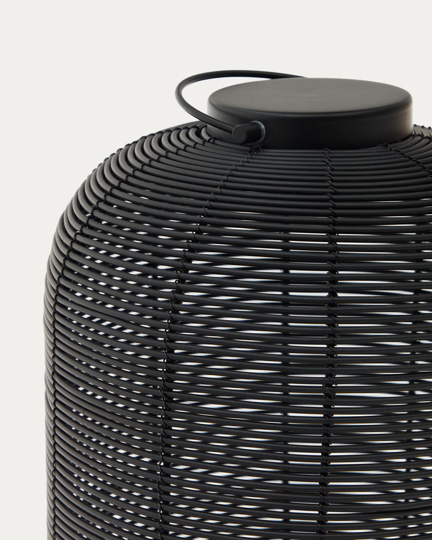 Die Saranella Tischlampe von Kave Home kombiniert stilvolles Kunstrattan in Schwarz mit einem stabilen Holzsockel. Ideal für jeden Raum!
