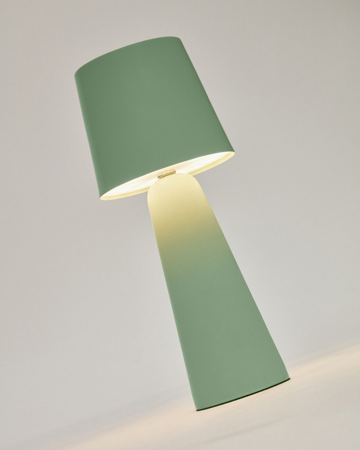 Arenys Outdoor Tischlampe klein aus Metall mit türkisfarbenem Lackfinish in Hellgrün präsentiert im Onlineshop von KAQTU Design AG. Outdoor Tischleuchte ist von Kave Home