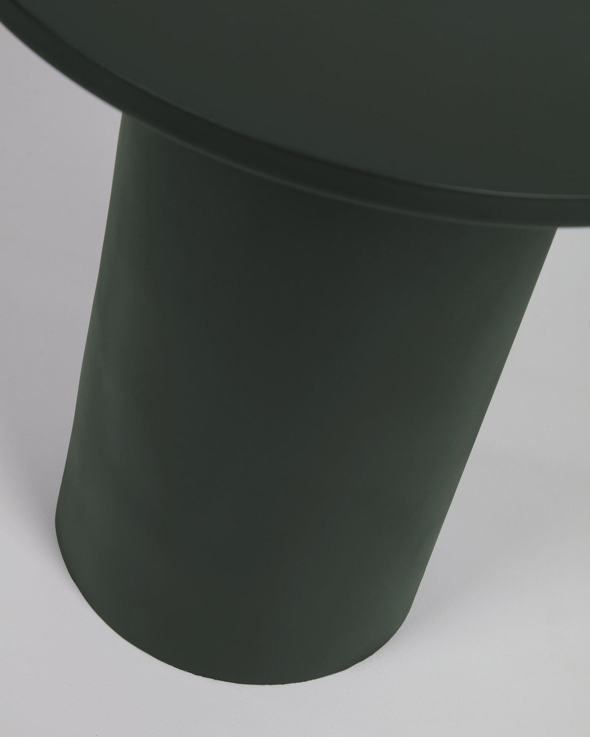 Fleksa runder Beistelltisch aus dunkelgrünem Metall Ø 45 cm in Dunkelgrün präsentiert im Onlineshop von KAQTU Design AG. Beistelltisch ist von Kave Home