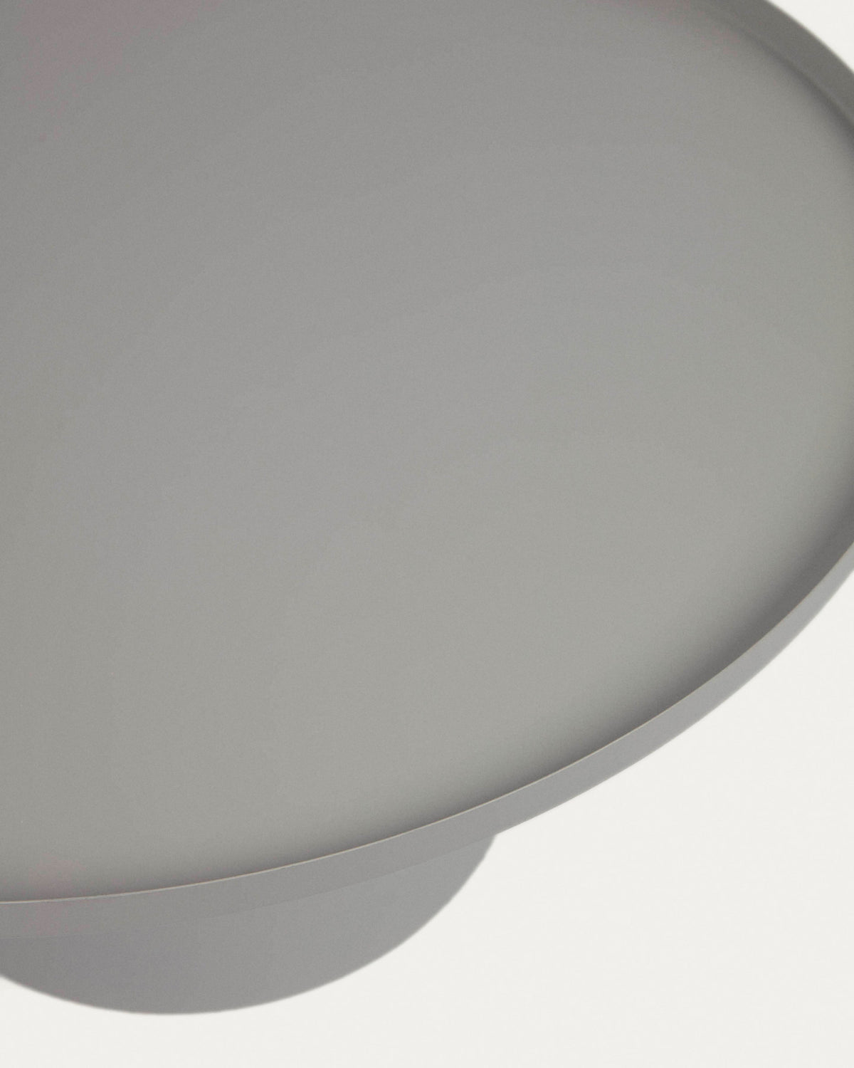 Fleksa runder Beistelltisch aus Metall grau Ø 72 cm in Grau präsentiert im Onlineshop von KAQTU Design AG. Couchtisch ist von Kave Home