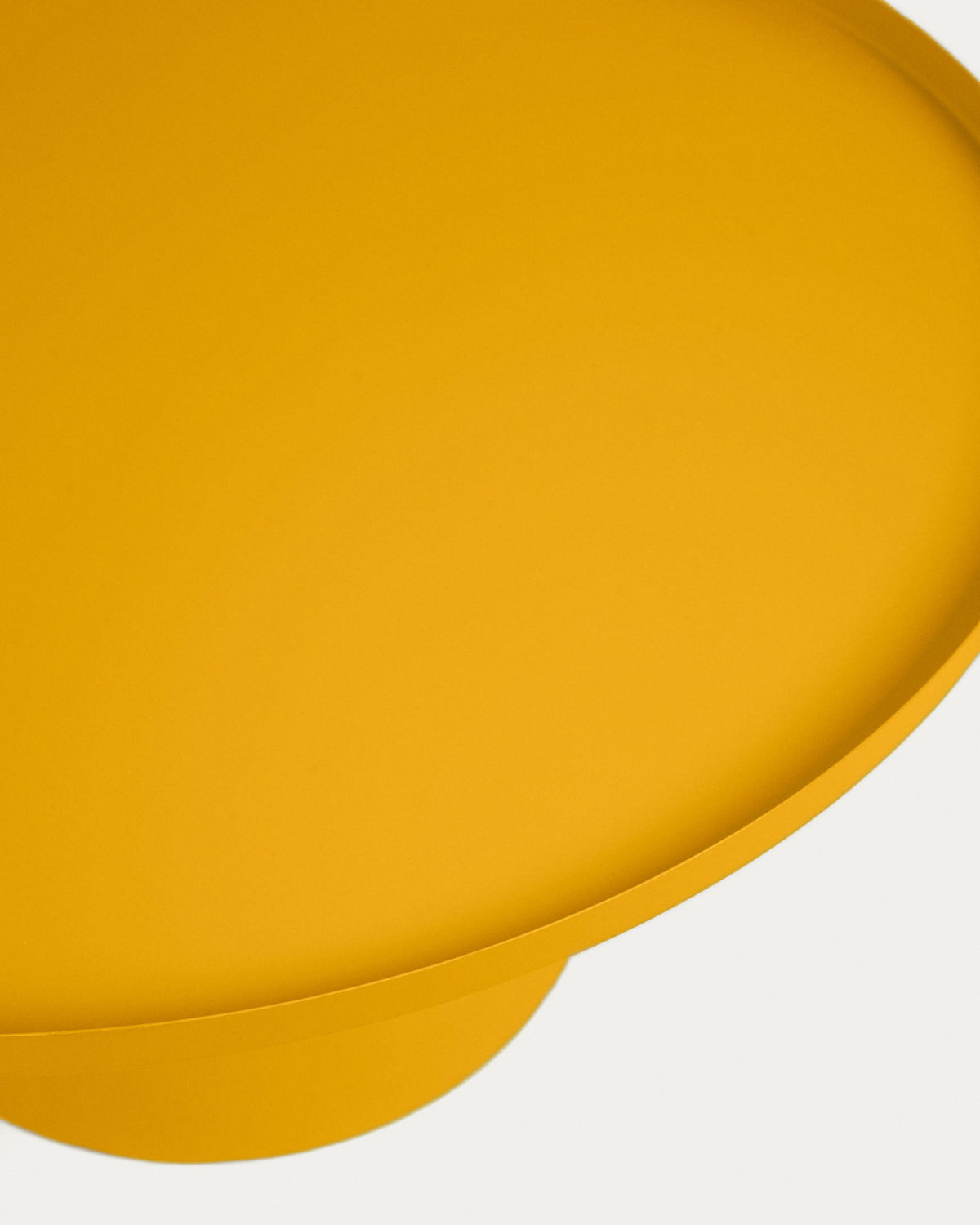 Fleksa runder Couchtisch aus Metall in Senfgelb Ø 72 cm in Senfgelb präsentiert im Onlineshop von KAQTU Design AG. Couchtisch ist von Kave Home