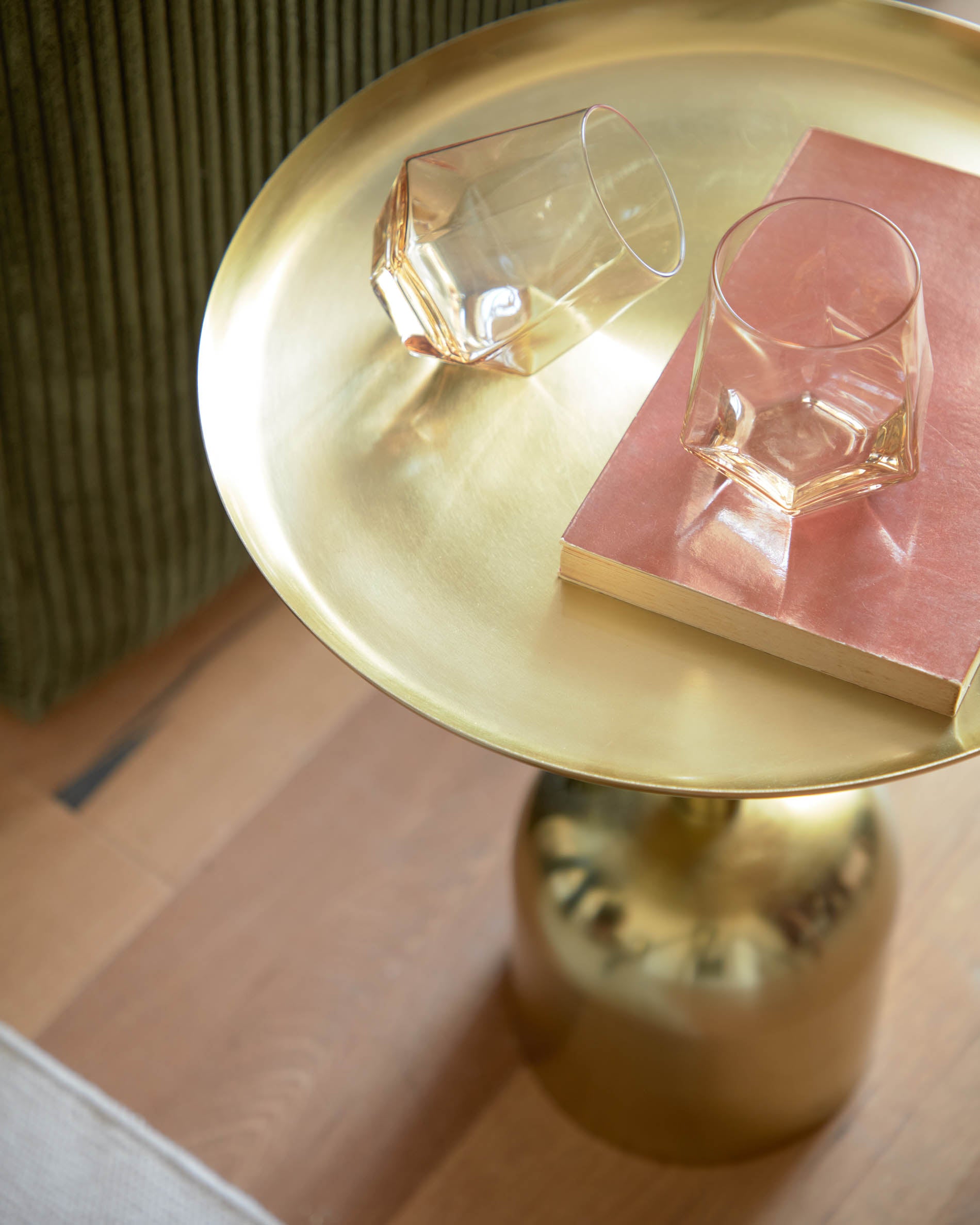 Der Adaluz Beistelltisch von Kave Home besticht durch seine goldene Metalloptik und kompakte Eleganz, ideal für stilvolle Akzente.