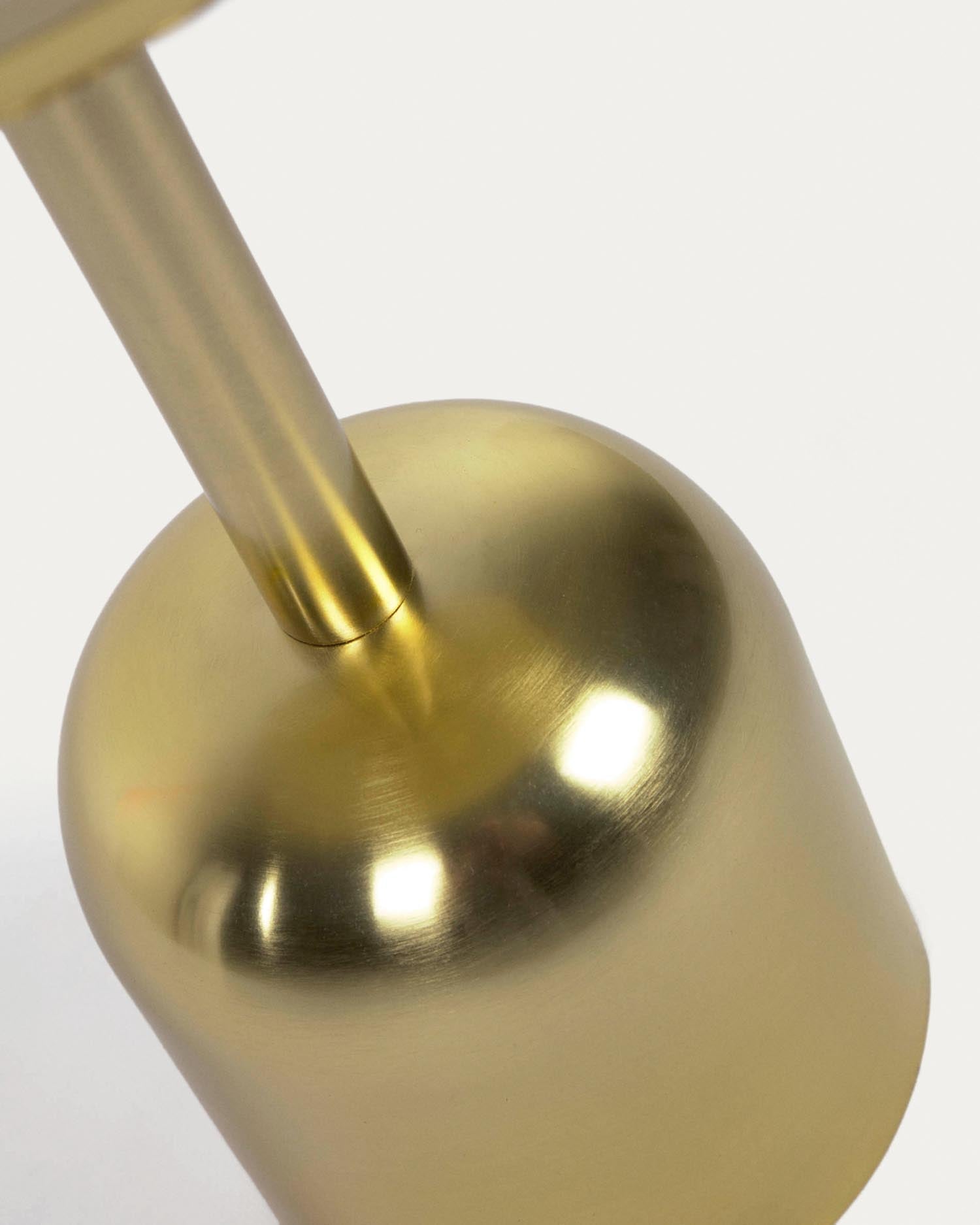 Der Adaluz Beistelltisch aus goldfarbenem Metall von Kave Home ist ein elegantes, vielseitiges Möbelstück, ideal für Wohnzimmer und Schlafzimmer.