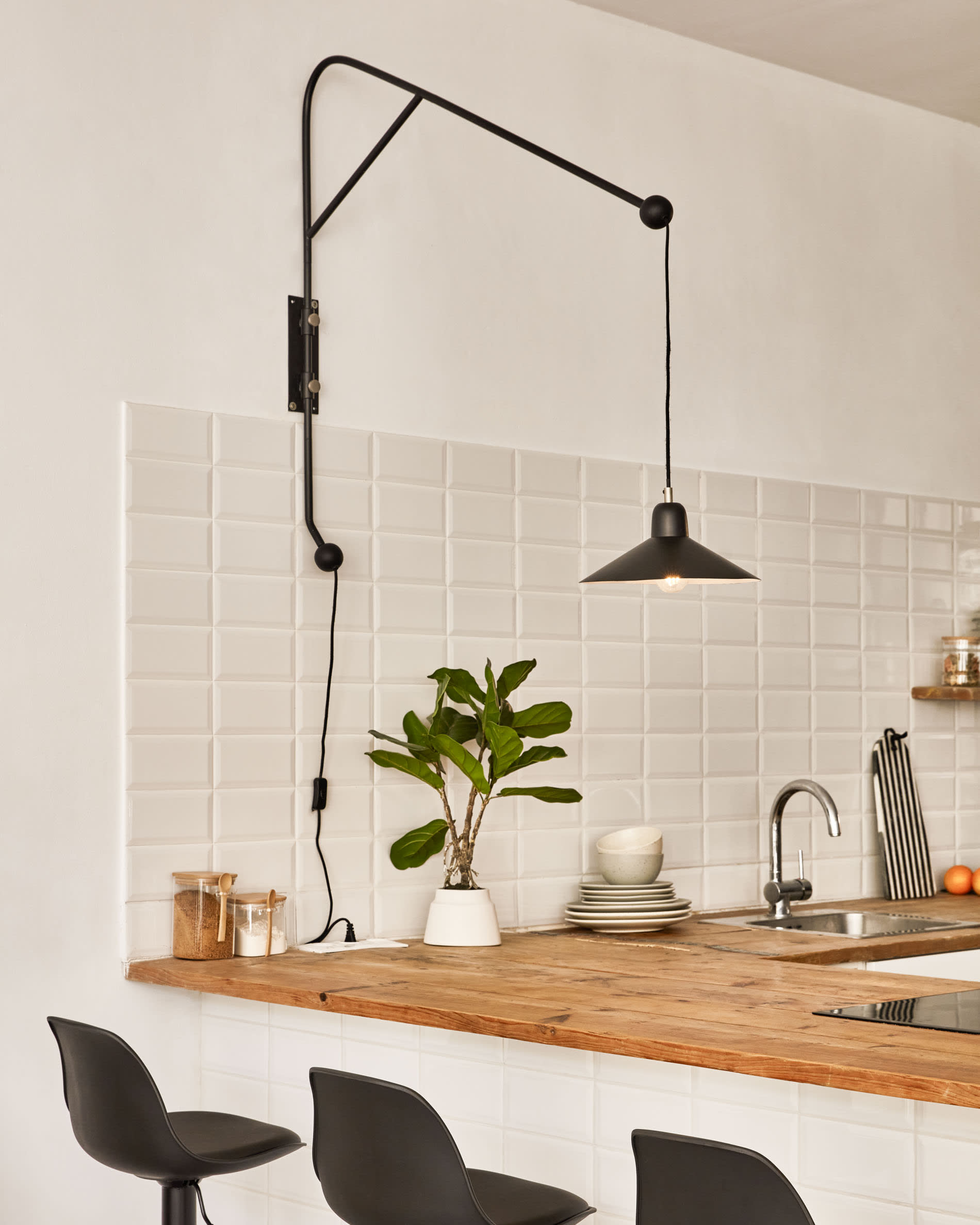 Die Eleazar Wandlampe von Kave Home kombiniert industriellen Stil mit robuster Eleganz. Ideal für moderne Wohnräume und vielseitig einsetzbar.