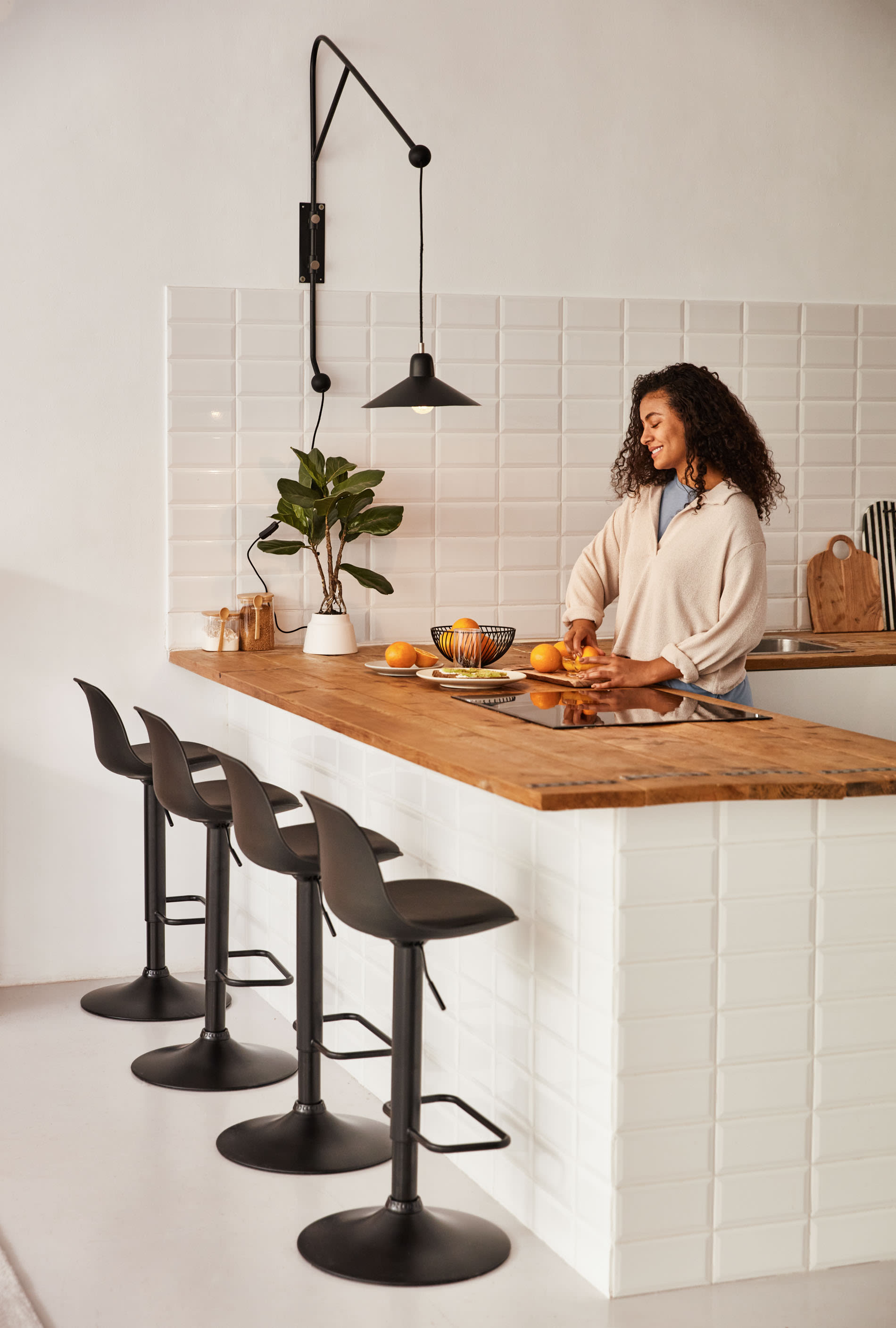 Die Eleazar Wandlampe von Kave Home kombiniert modernes Design mit schwarz lackiertem Metall für eine elegante Wandbeleuchtung.