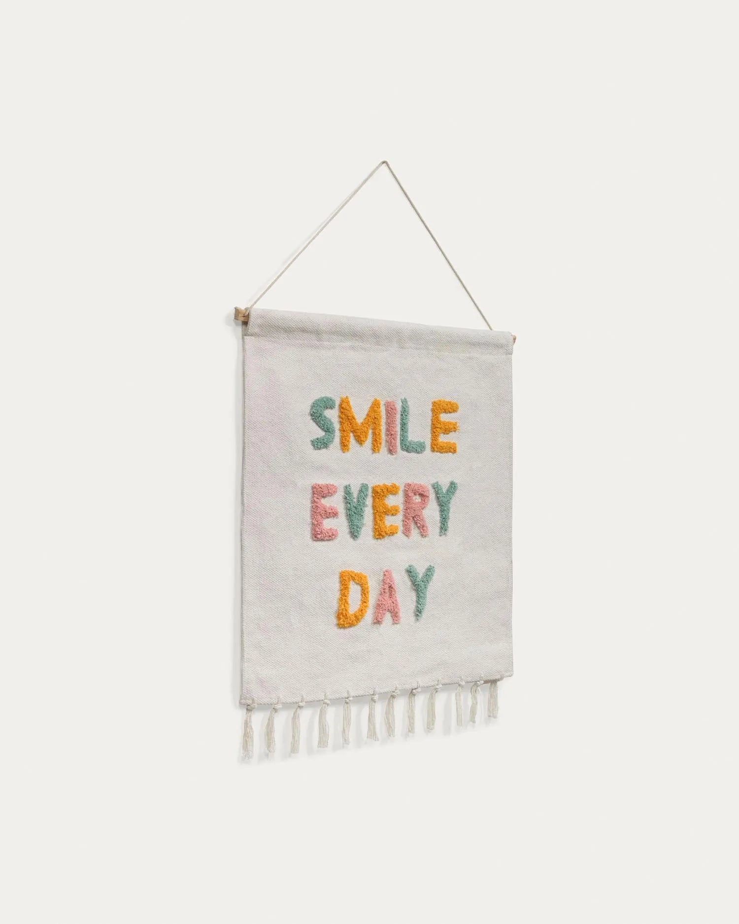 Fröhlicher Wandteppich "Smile Every Day" von Kave Home, 52x60 cm, weiß mit bunten Akzenten, stabil durch Metall, ideal fürs Kinderzimmer.