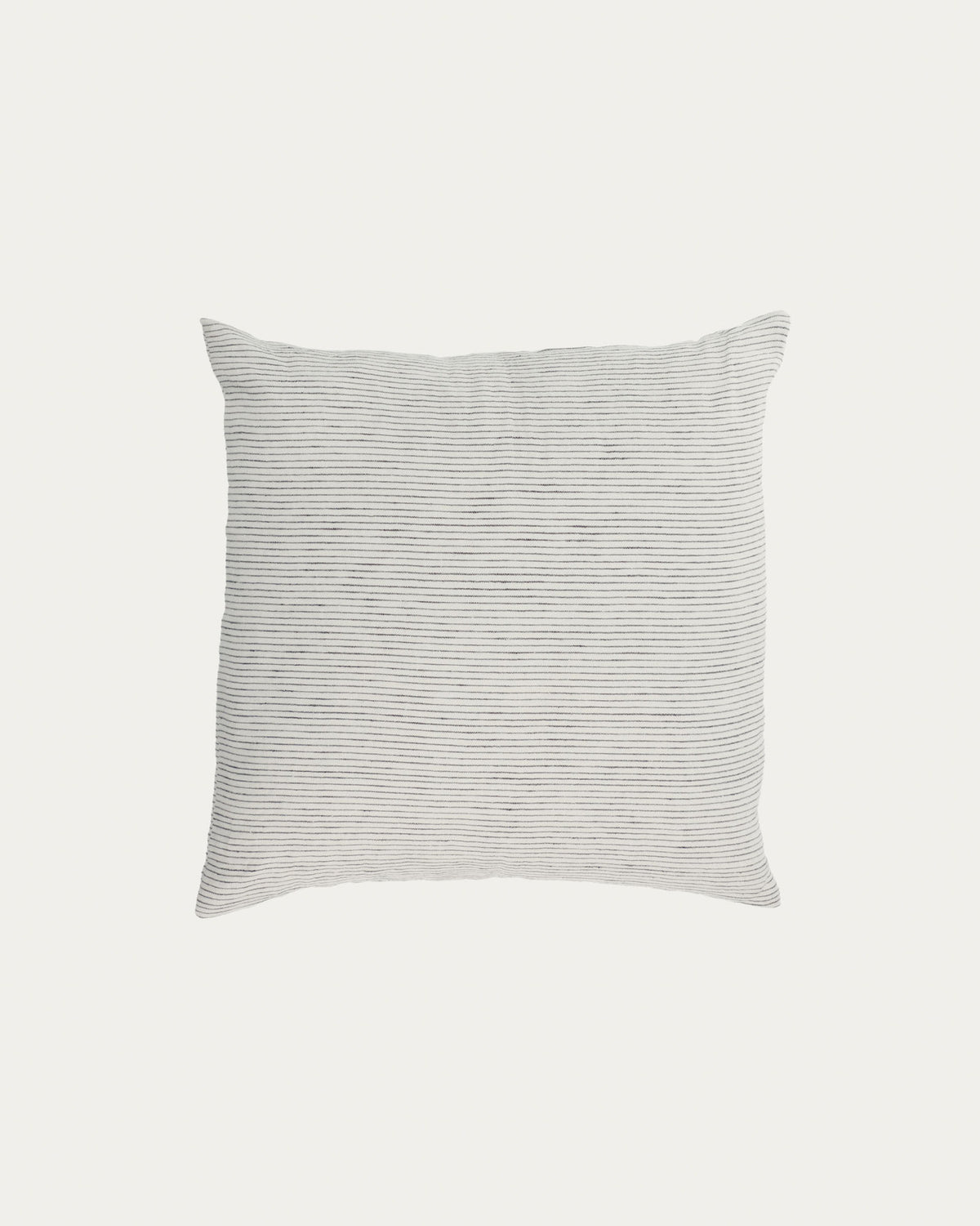 Marena Kissenbezug 100% Leinen weiss und schwarz gestreift 45 x 45 cm in Weiss, Schwarz präsentiert im Onlineshop von KAQTU Design AG. Deko Kissenbezug ist von Kave Home