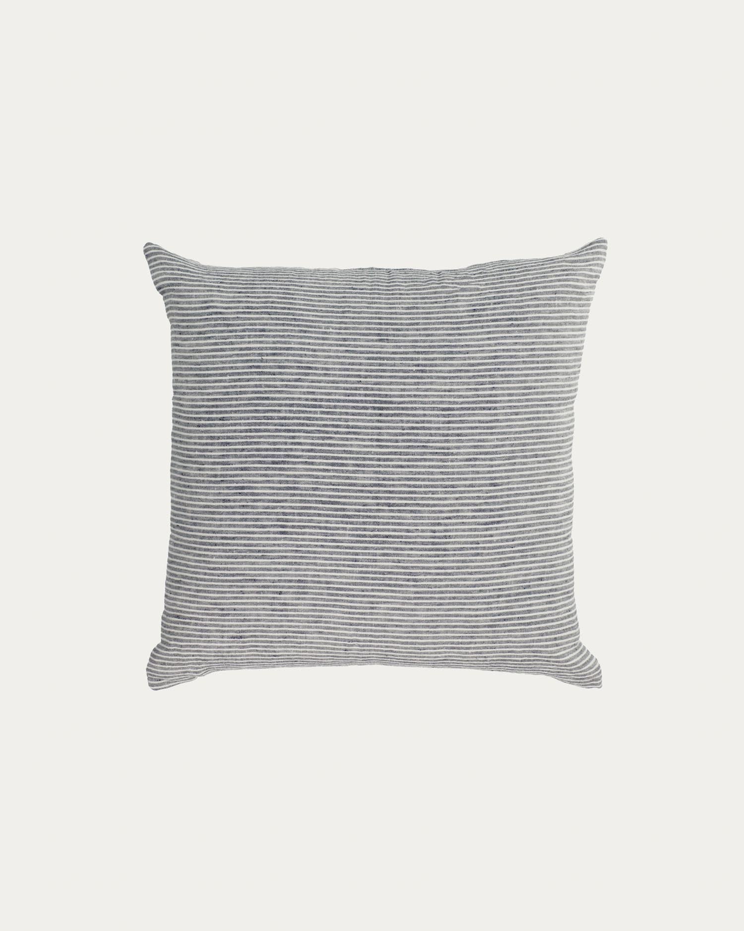 Marena Kissenbezug 100% Leinen schwarz und weiss gestreift 45 x 45 cm in Schwarz, Weiss präsentiert im Onlineshop von KAQTU Design AG. Deko Kissenbezug ist von Kave Home