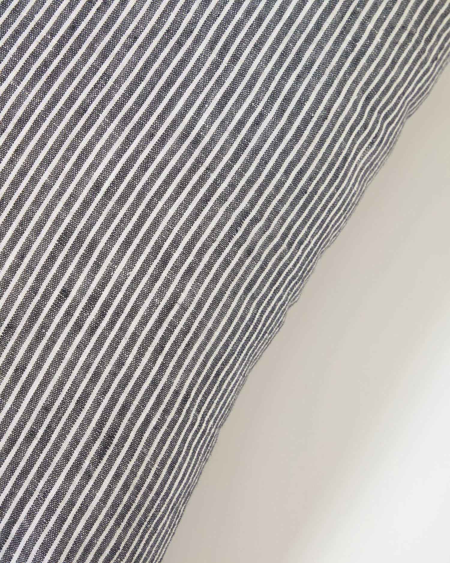 Marena Kissenbezug 100% Leinen schwarz und weiss gestreift 45 x 45 cm in Schwarz, Weiss präsentiert im Onlineshop von KAQTU Design AG. Deko Kissenbezug ist von Kave Home