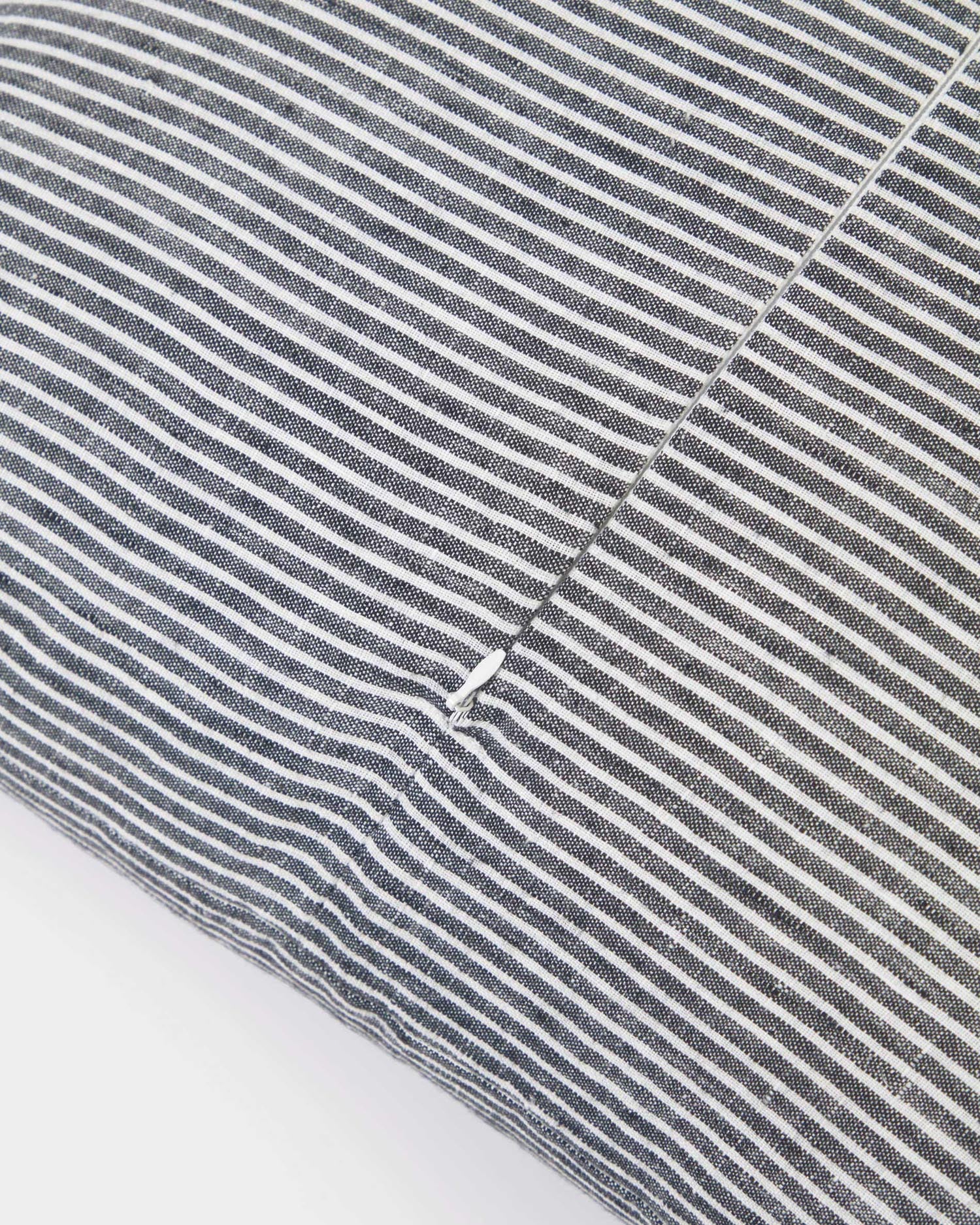 Marena Kissenbezug 100% Leinen schwarz und weiss gestreift 45 x 45 cm in Schwarz, Weiss präsentiert im Onlineshop von KAQTU Design AG. Deko Kissenbezug ist von Kave Home