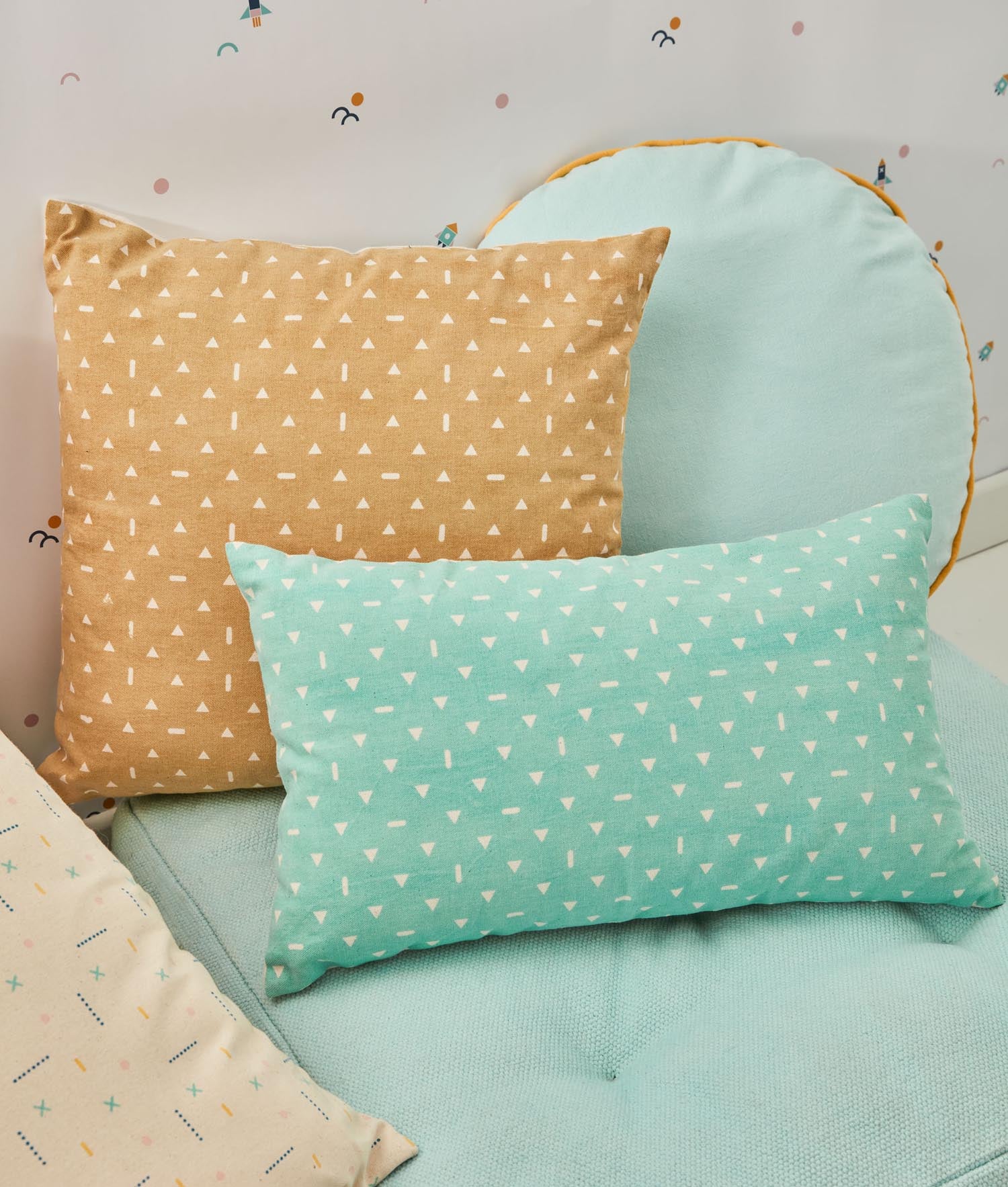 Zale Kissenbezug 100% Baumwolle türkis mit weissen Dreiecken 30 x 50 cm in Türkis präsentiert im Onlineshop von KAQTU Design AG. Deko Kissenbezug ist von Kave Home