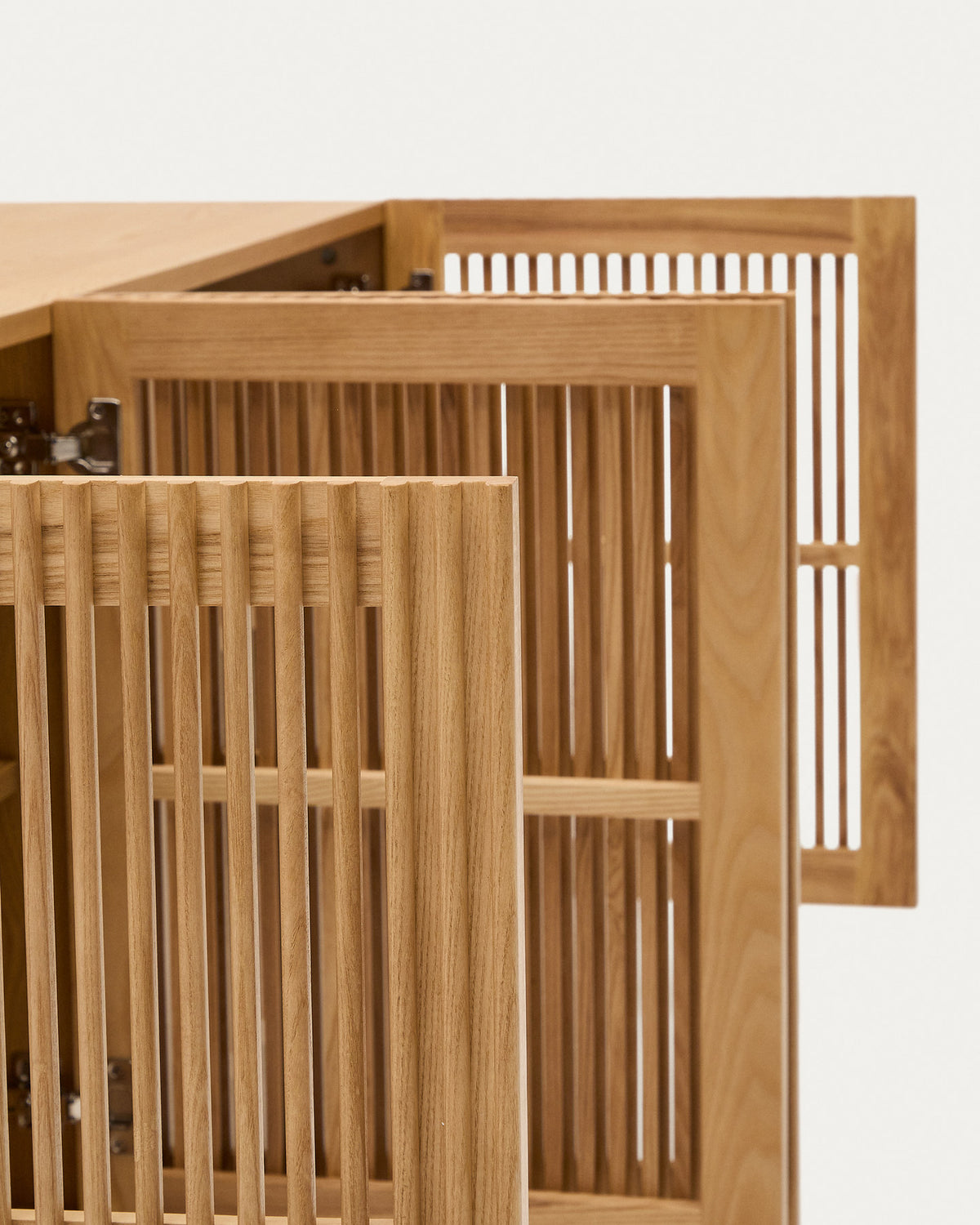 4-türiges Sideboard Beyla aus massivem Eschenholz und Eichenfurnier 180 x 71,5 cm FSC 100% in Natur präsentiert im Onlineshop von KAQTU Design AG. Sideboard ist von Kave Home