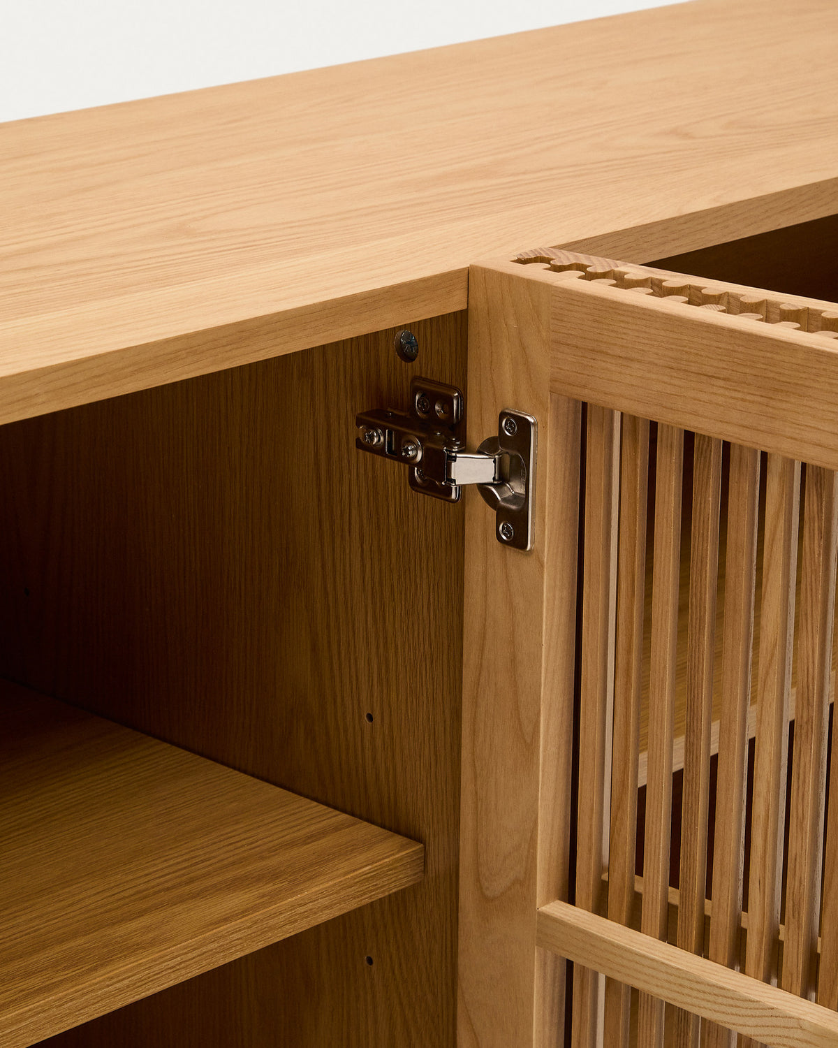 4-türiges Sideboard Beyla aus massivem Eschenholz und Eichenfurnier 180 x 71,5 cm FSC 100% in Natur präsentiert im Onlineshop von KAQTU Design AG. Sideboard ist von Kave Home