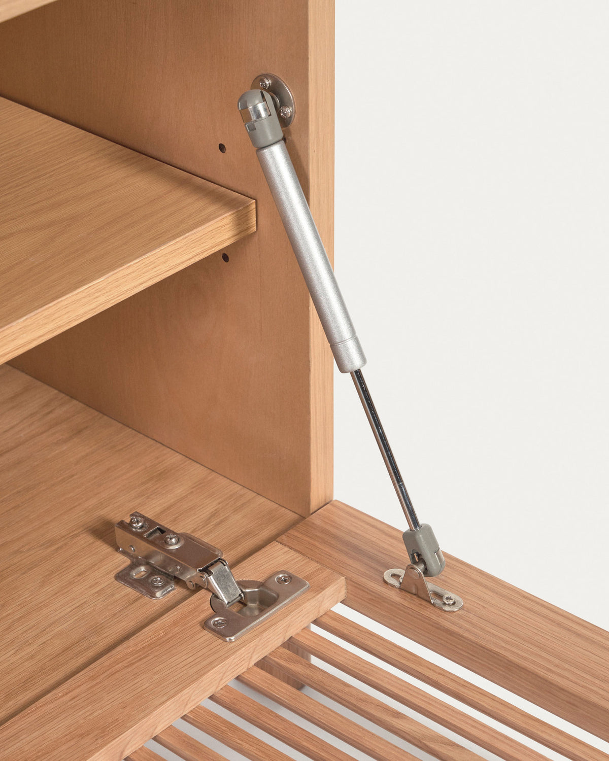 2-türiges TV-Möbel Beyla aus massivem Eschenholz und Eichenfurnier 180 x 49,5 cm FSC 100% in Natur präsentiert im Onlineshop von KAQTU Design AG. TV-Möbel ist von Kave Home