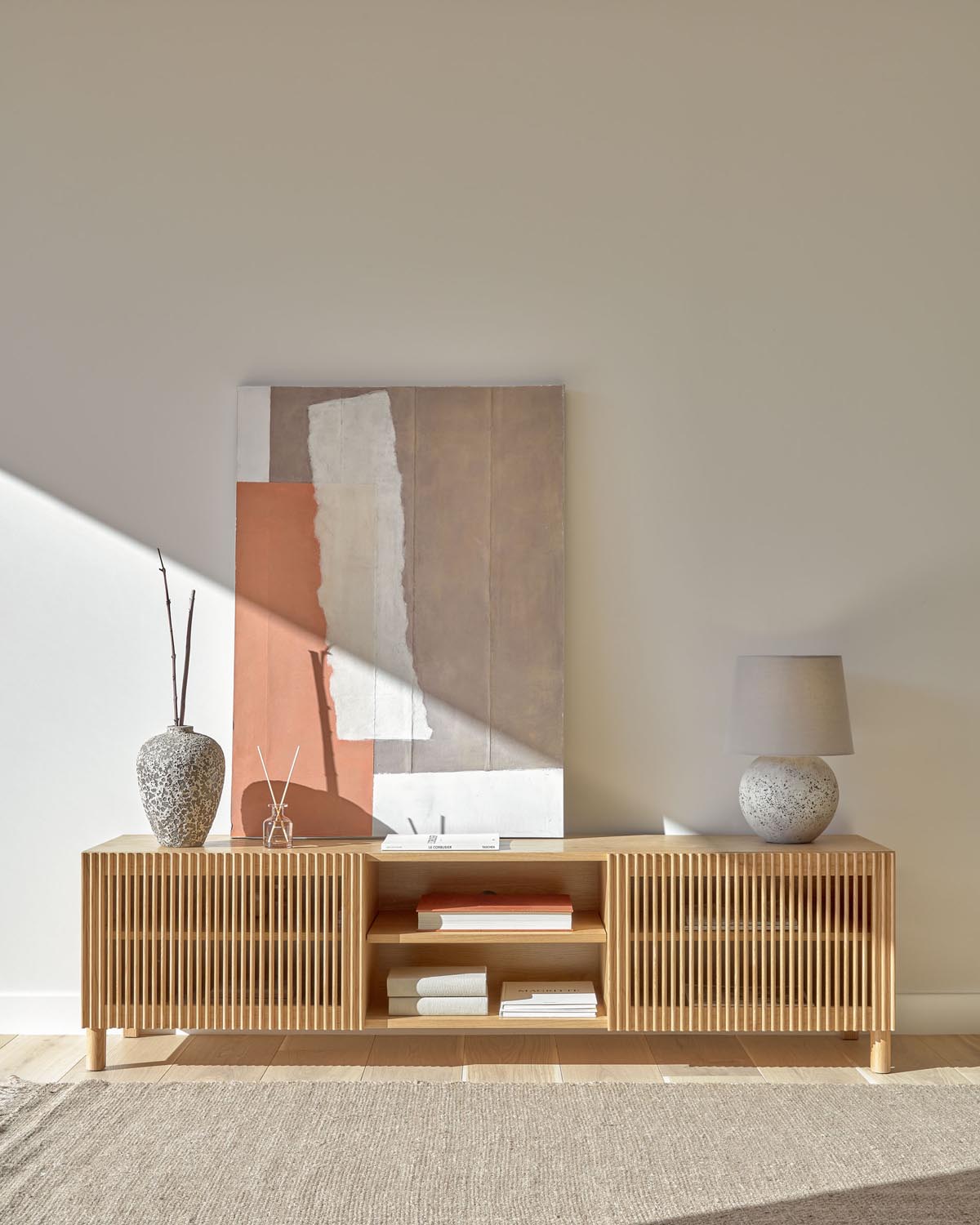 Beyla TV-Schrank 2 Türen aus massiver Eiche und Furnier 180 x 49,5 cm FSC 100% in Natur präsentiert im Onlineshop von KAQTU Design AG. Sideboard ist von Kave Home