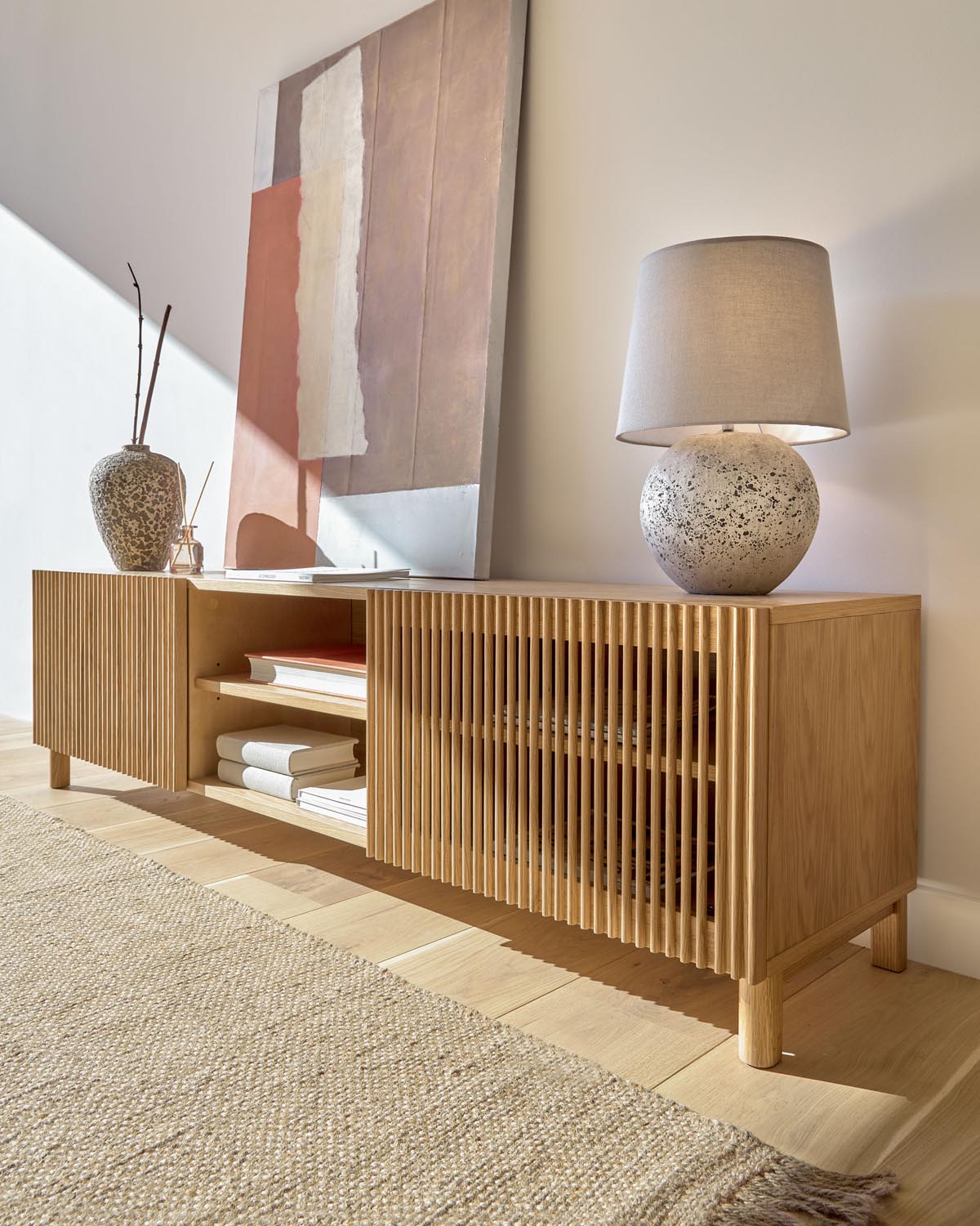 Beyla TV-Schrank 2 Türen aus massiver Eiche und Furnier 180 x 49,5 cm FSC 100% in Natur präsentiert im Onlineshop von KAQTU Design AG. Sideboard ist von Kave Home