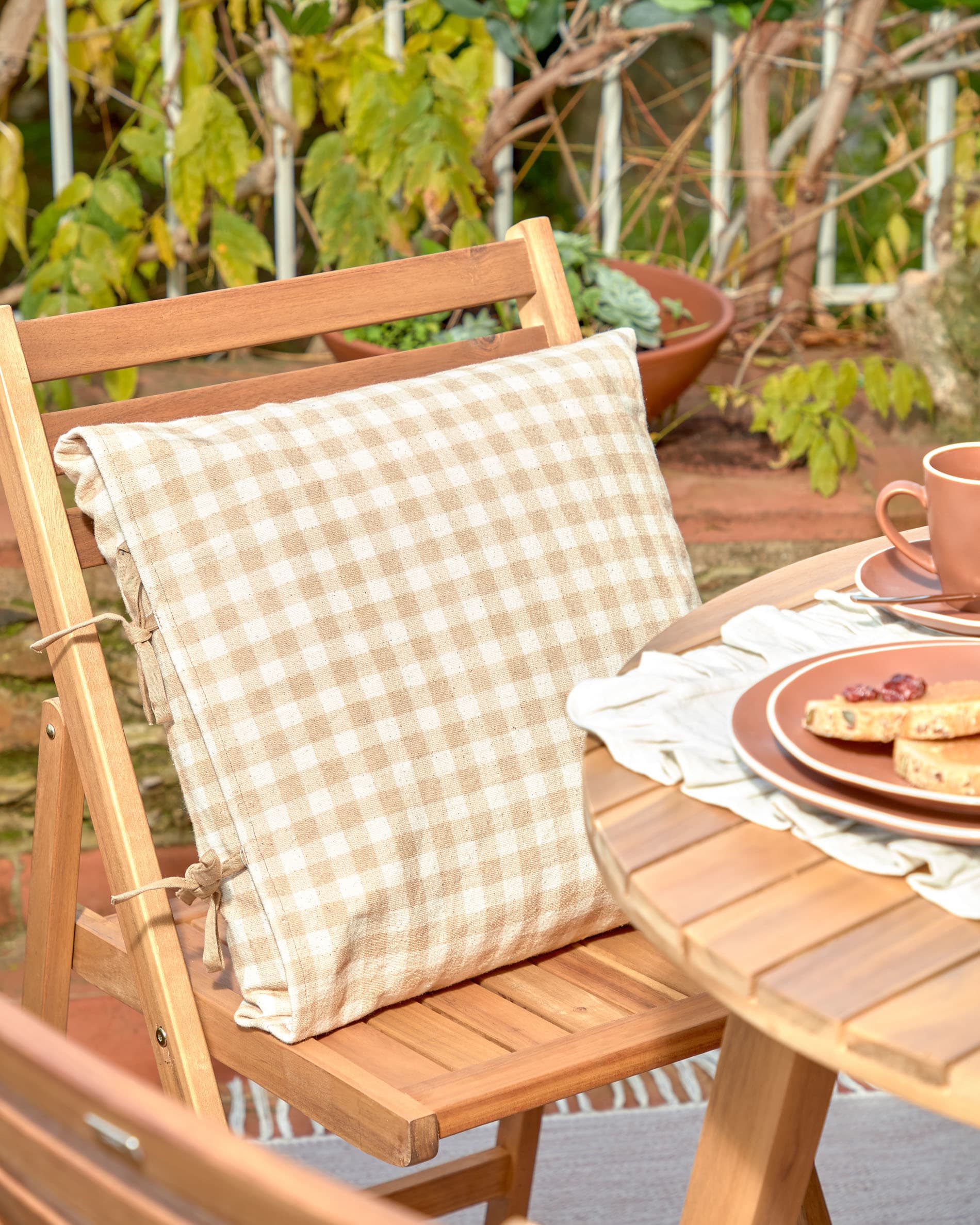 Runder Gartentisch Vilma aus massivem Akazienholz (FSC 100%), Ø 90 cm, ideal für stilvolle und umweltfreundliche Außenbereiche.