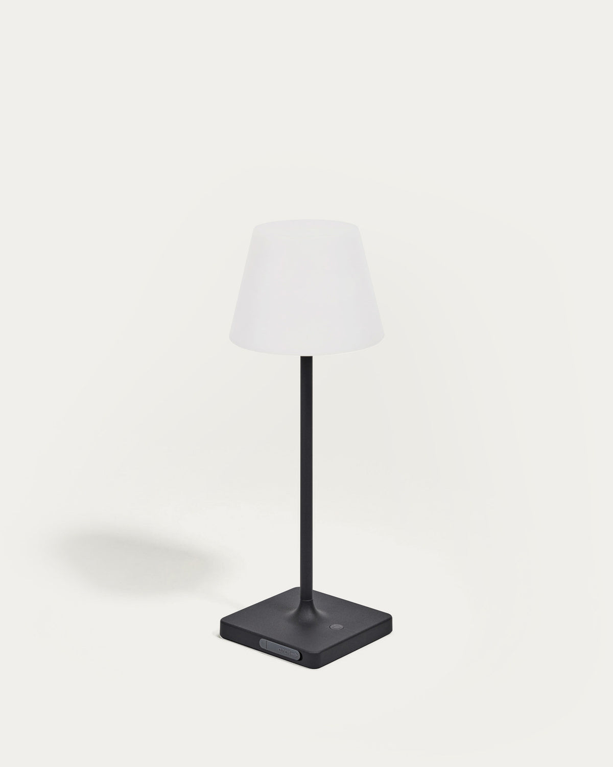 Aluney Outdoor Tischlampe mit schwarzem Finish in Schwarz präsentiert im Onlineshop von KAQTU Design AG. Tischleuchte ist von Kave Home