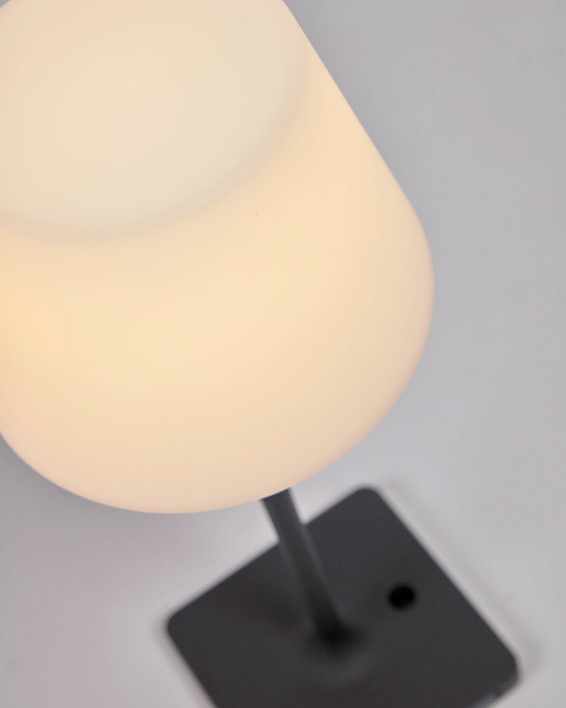 Die Aluney Tischlampe von Kave Home: Eleganz und Funktionalität für draußen, mit robustem Design und USB-Ladefunktion.