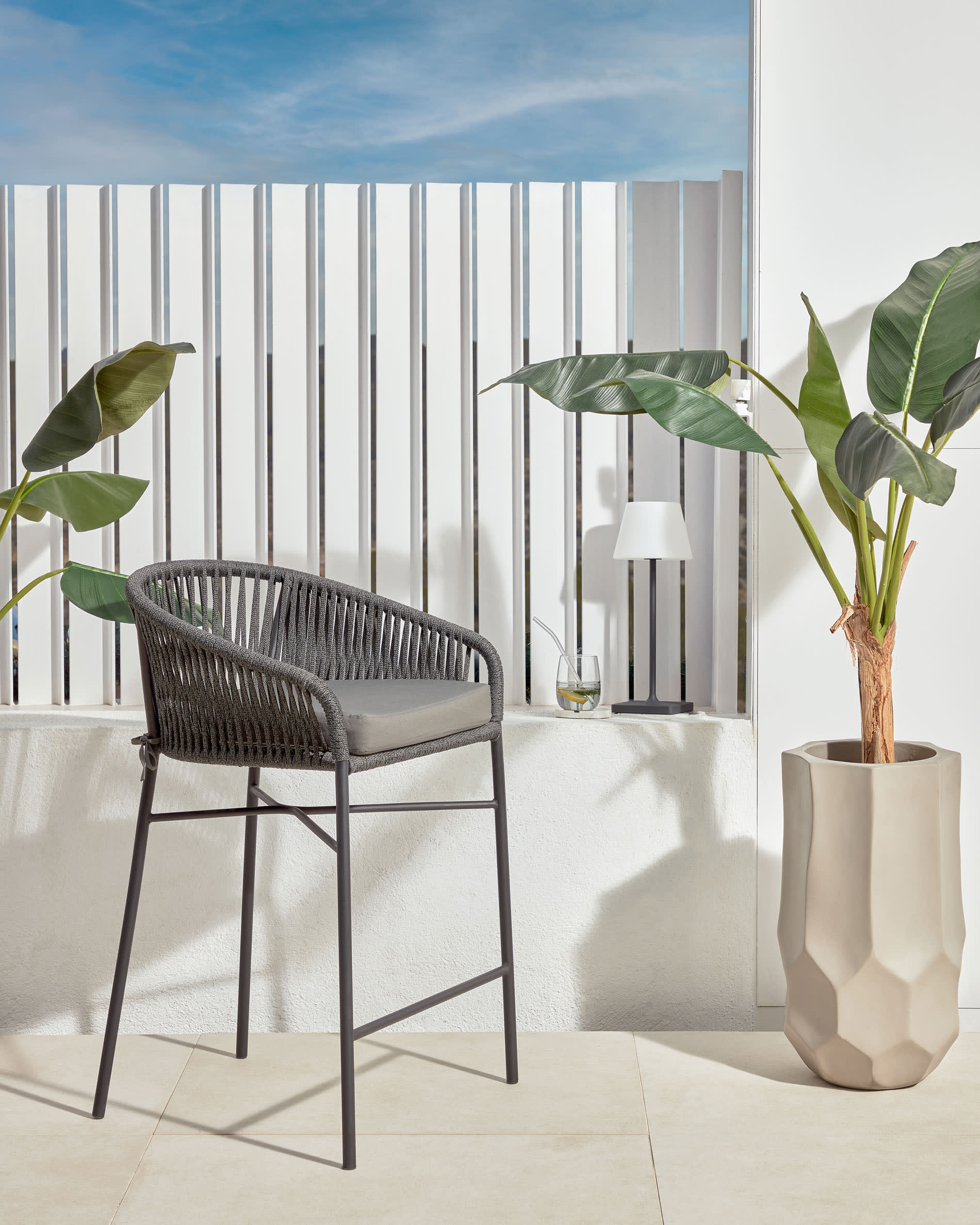 Die Aluney Outdoor Tischlampe von Kave Home vereint elegantes Design mit wetterfester Robustheit und flexibler Nutzung für jeden Außenbereich.