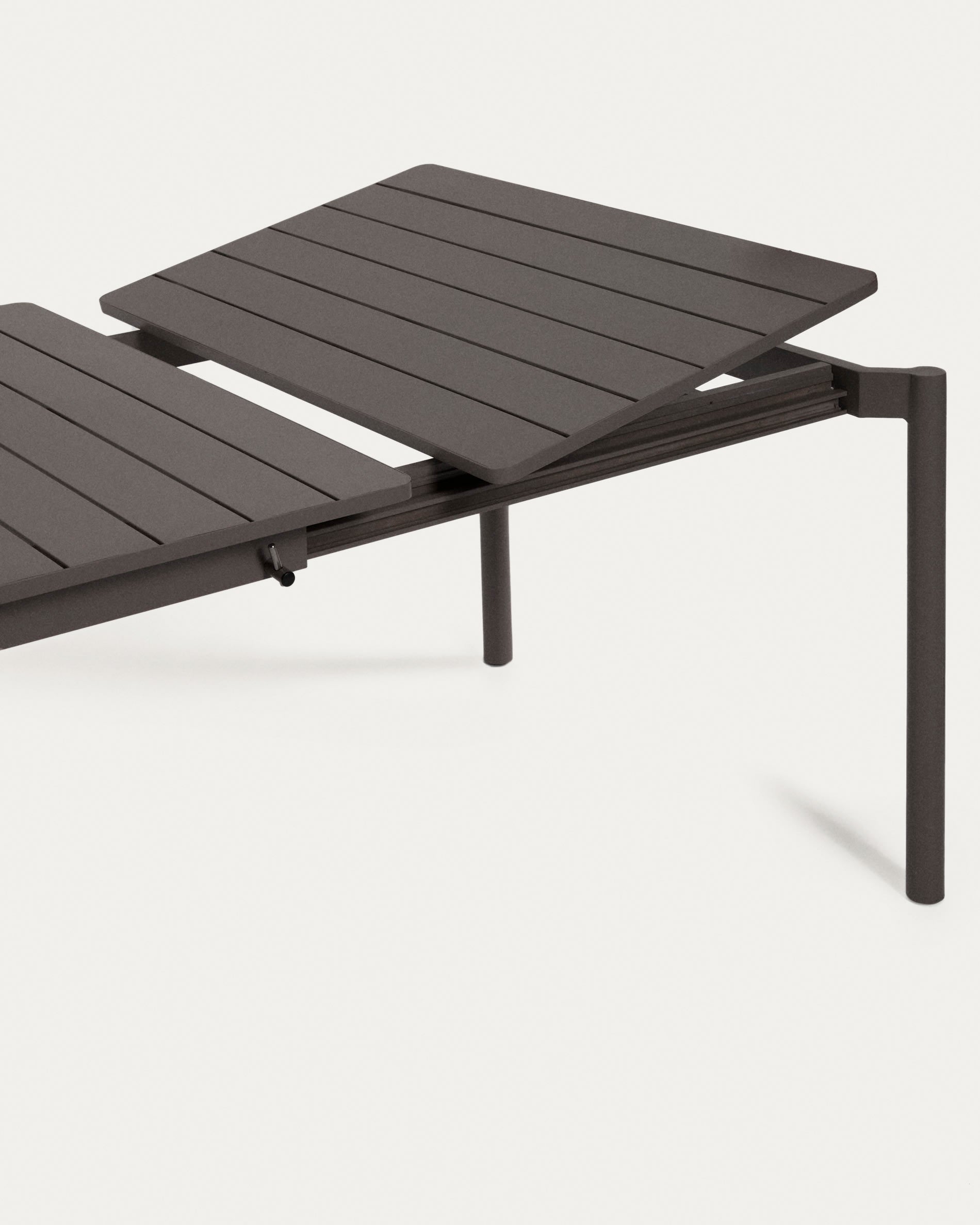 Moderner Zaltana Outdoor-Tisch aus Aluminium, matt dunkelgrau, ausziehbar von 140 auf 200 cm, ideal für stilvolle Außenbereiche.