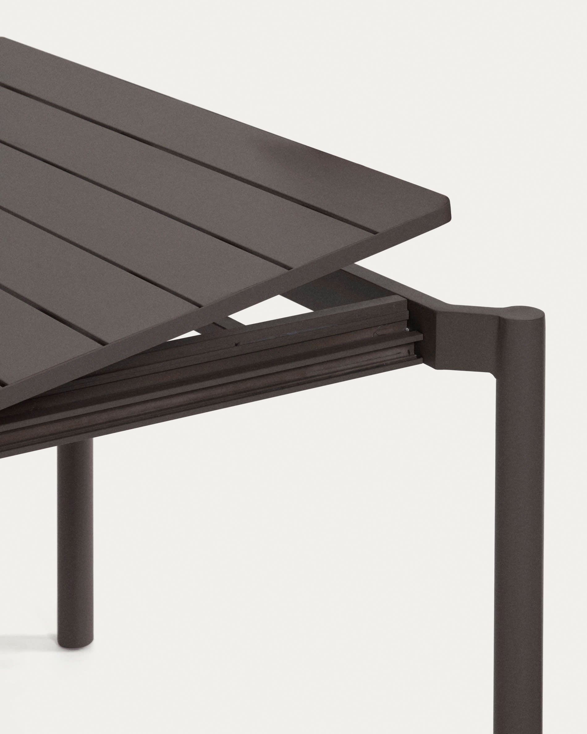 Eleganter, ausziehbarer Outdoor-Tisch aus mattem Aluminium, ideal für flexible Garten- und Terrassenanlässe.