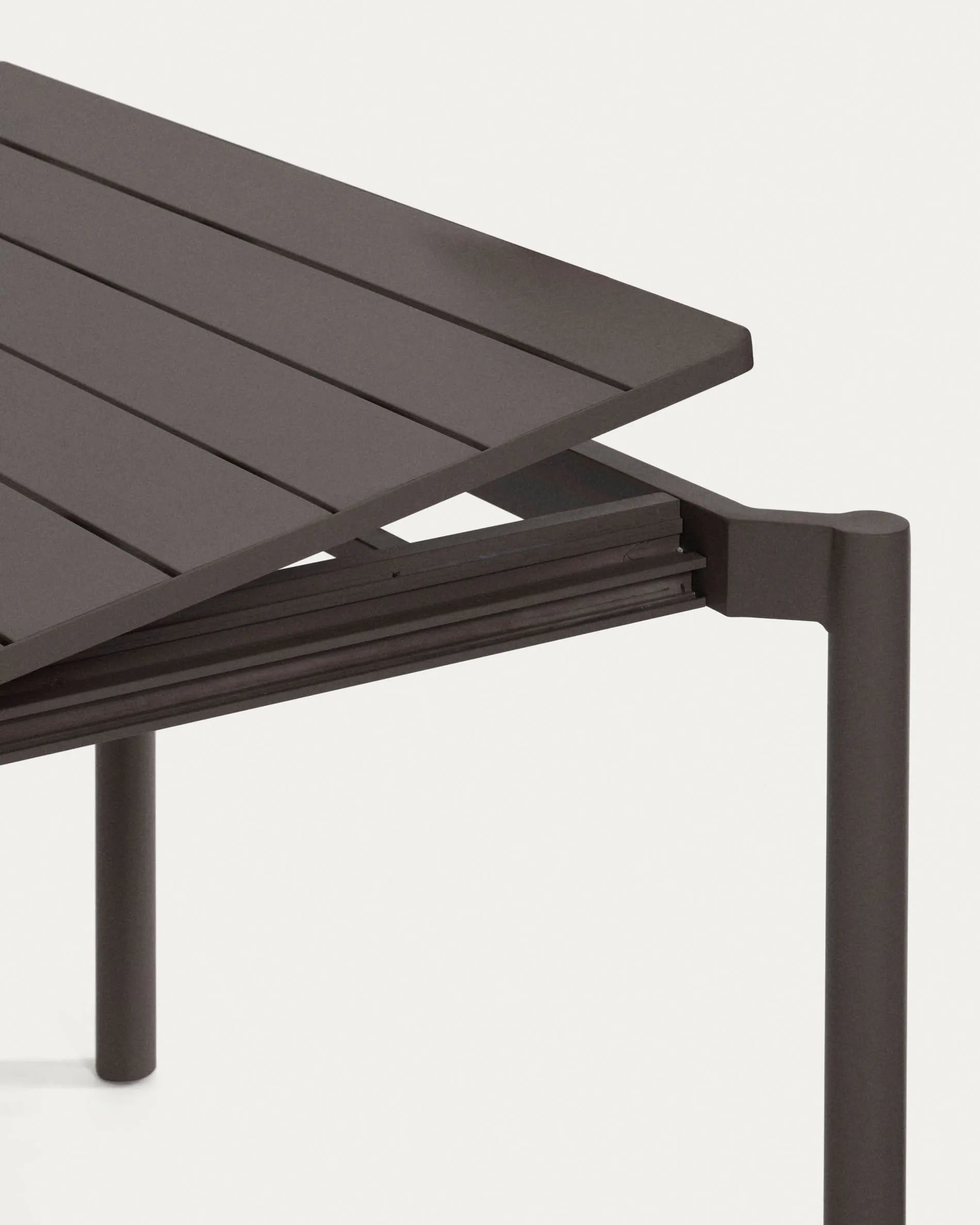Moderner Zaltana Outdoor-Tisch aus Aluminium, matt dunkelgrau, ausziehbar von 140 auf 200 cm, ideal für stilvolle Außenbereiche.
