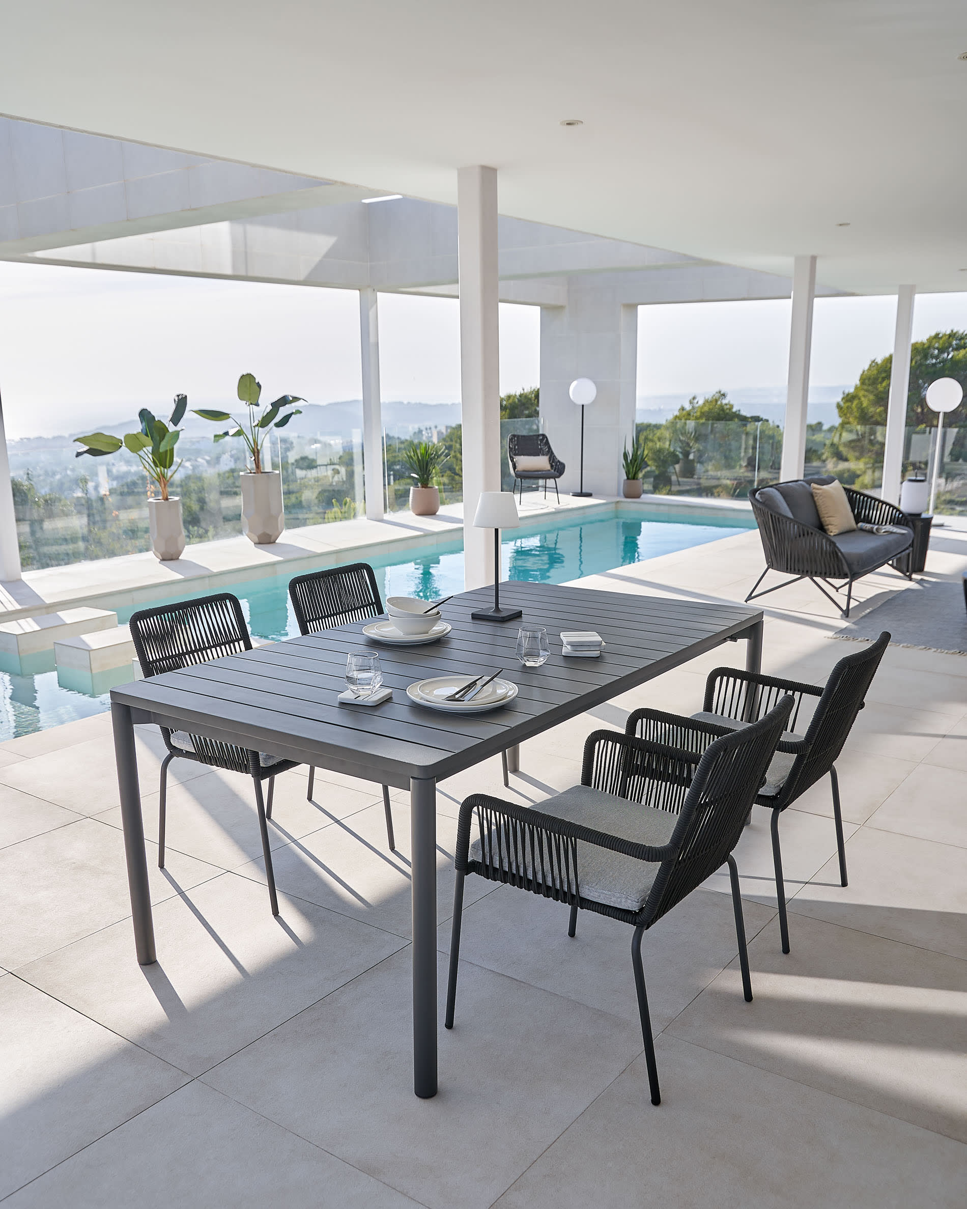 Zaltana Outdoor-Tisch, Aluminium, matt dunkelgrau, ausziehbar 140-200 cm, modern und perfekt für elegante Außenbereiche.