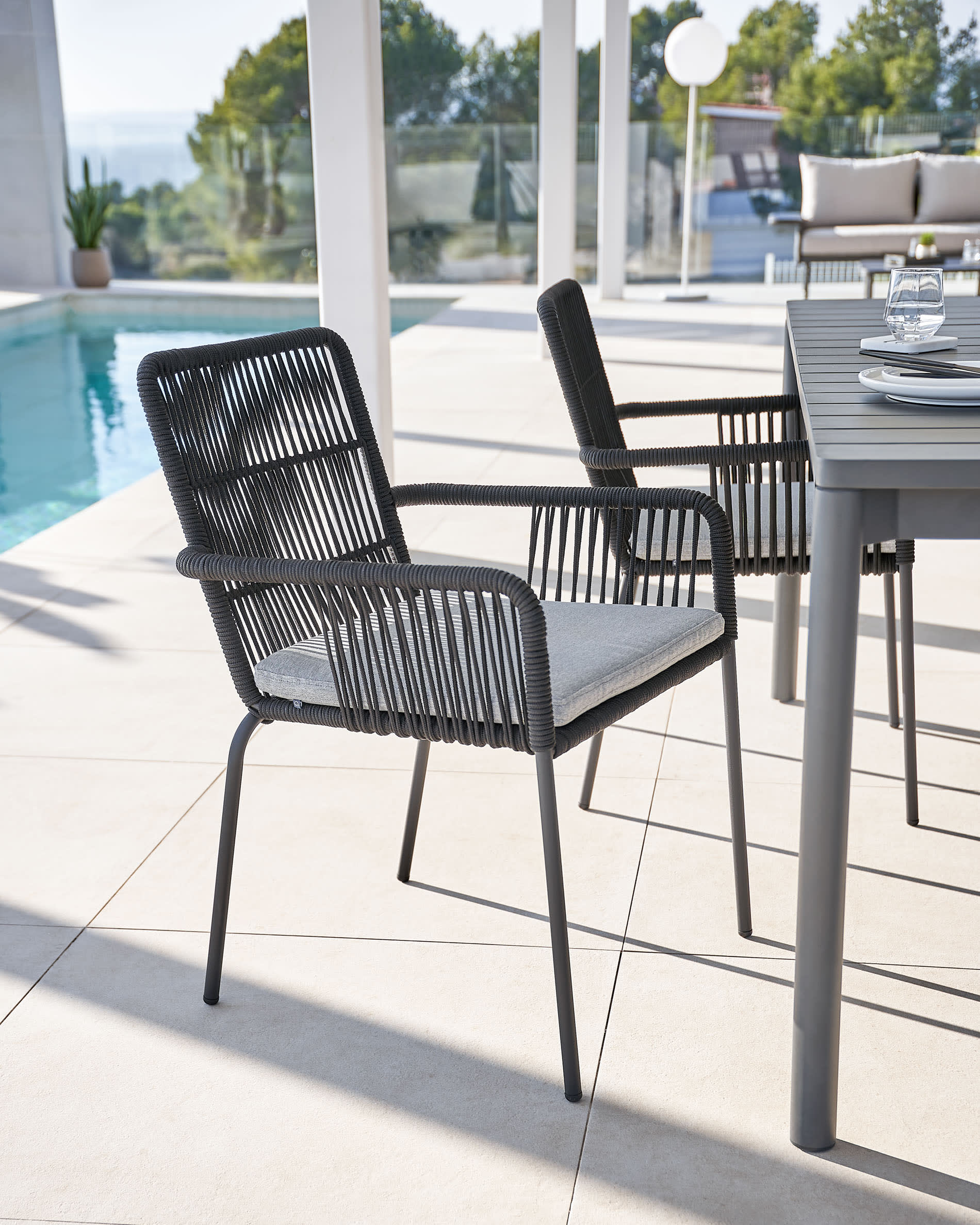 Eleganter, ausziehbarer Outdoor-Tisch aus mattem Aluminium, ideal für flexible Garten- und Terrassenanlässe.