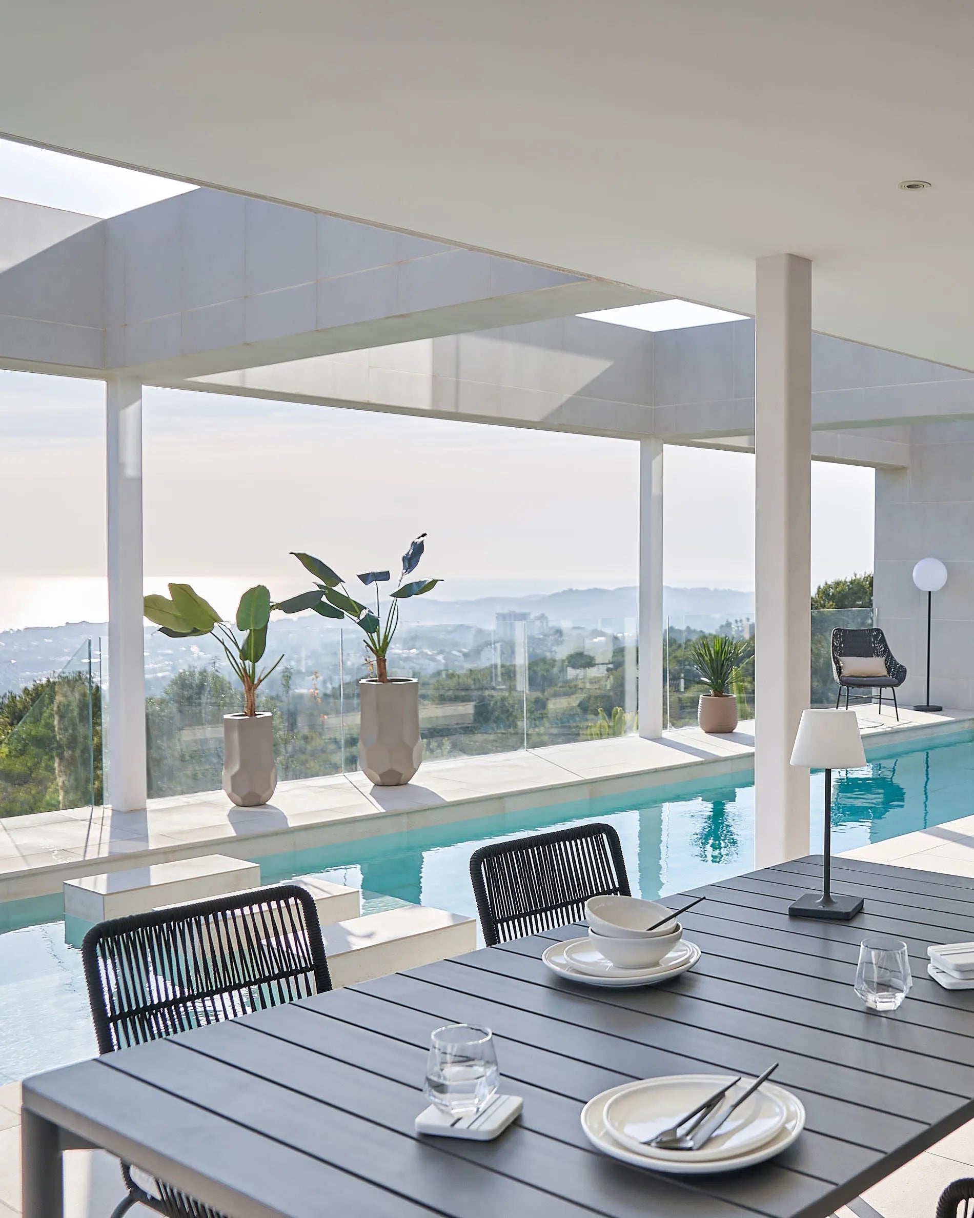 Moderner Zaltana Outdoor-Tisch aus Aluminium, matt dunkelgrau, ausziehbar von 140 auf 200 cm, ideal für stilvolle Außenbereiche.