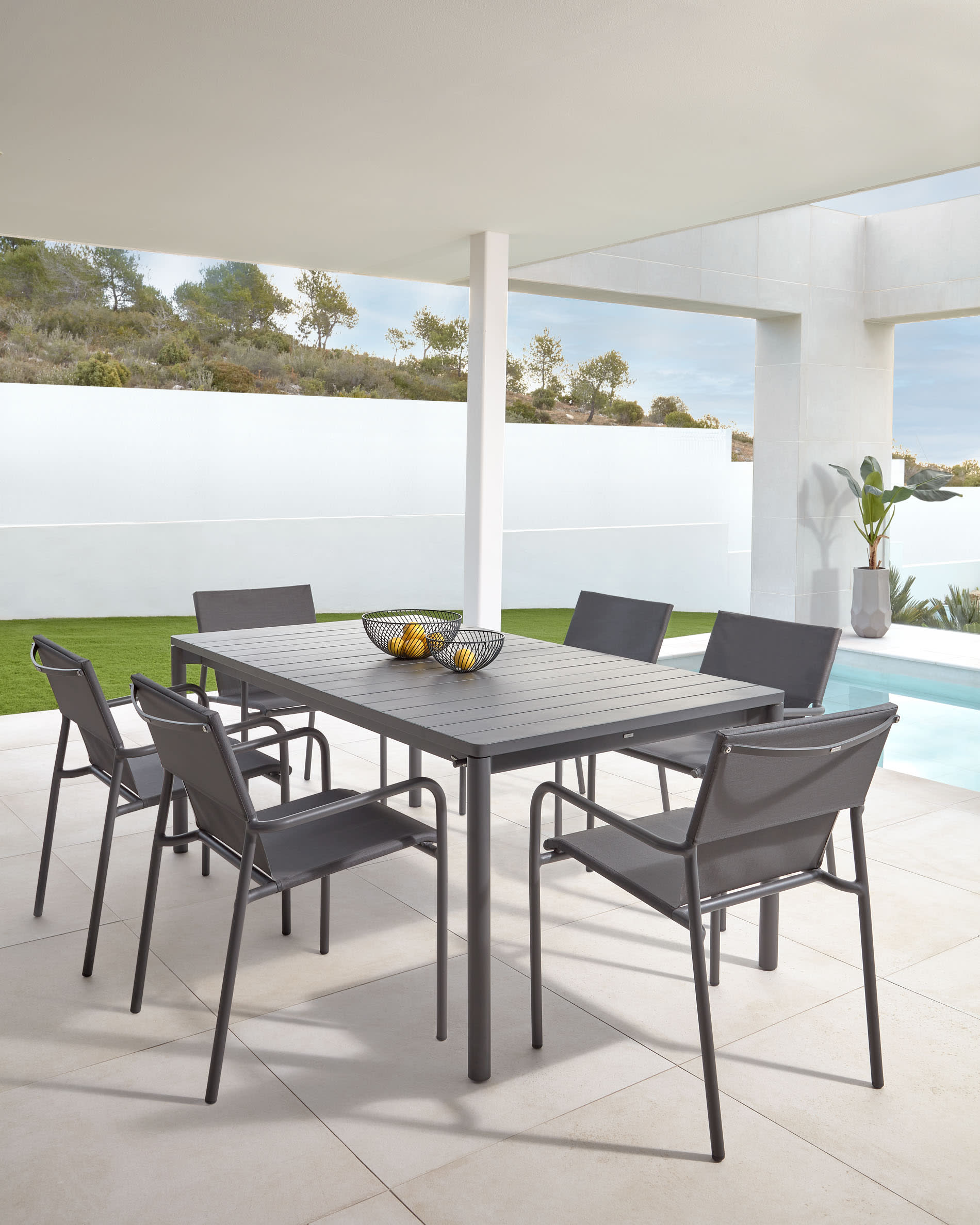 Eleganter, ausziehbarer Outdoor-Tisch aus mattem Aluminium, ideal für flexible Garten- und Terrassenanlässe.